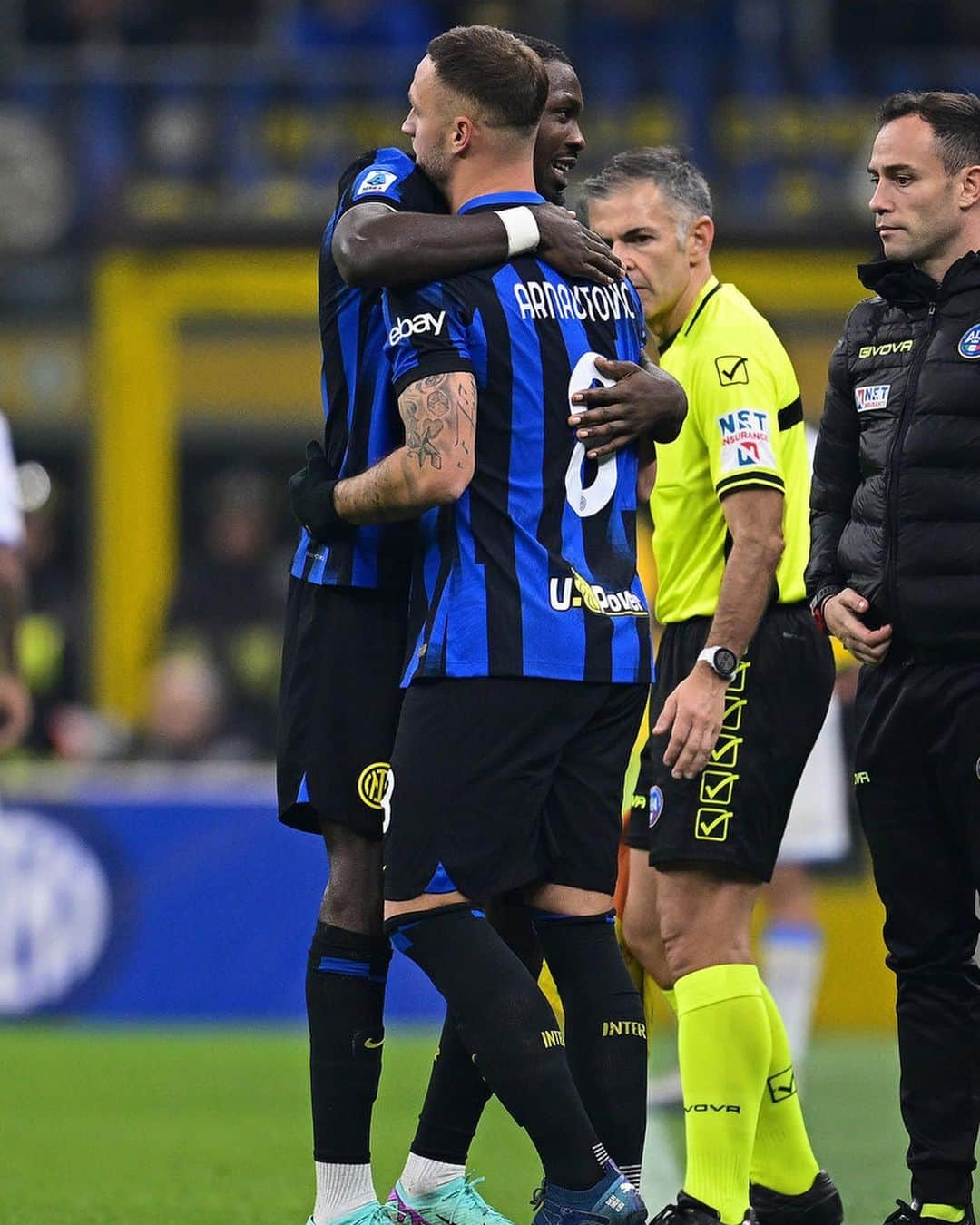 マルコ・アルナウトヴィッチのインスタグラム：「Sono molto felice di essere finalmente tornato in campo e di poter giocare davanti a questi tifosi FORZA @inter ⚫️🔵」