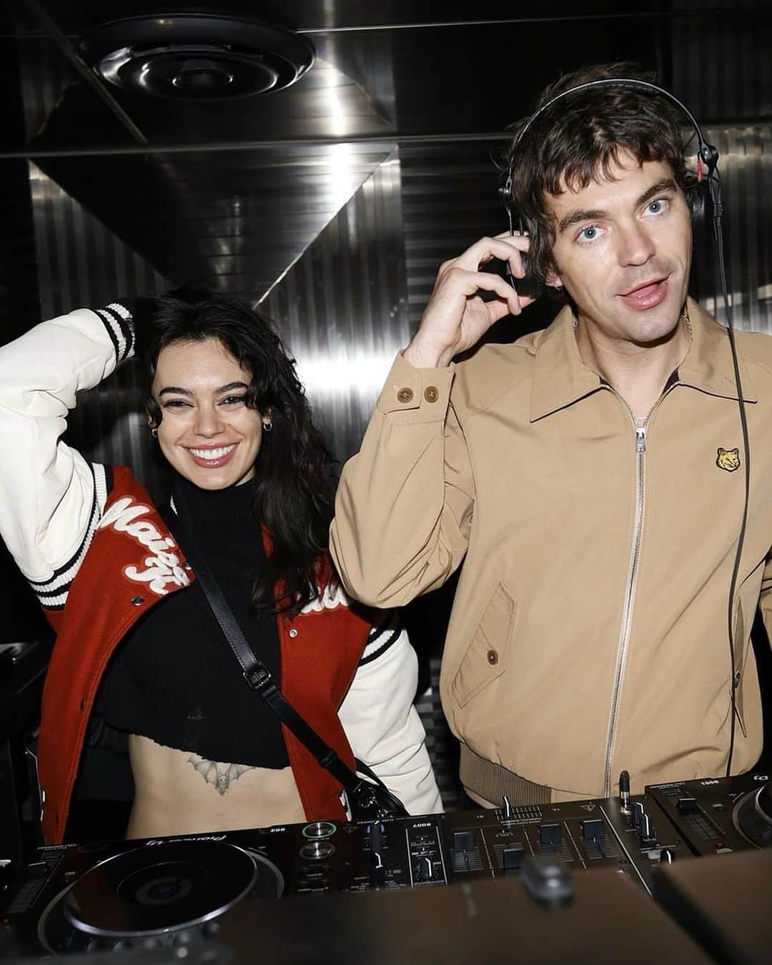 Café Kitsuné Parisのインスタグラム：「We celebrated the opening of Café Kitsuné and Maison Kitsuné make over in Silver Lake with special DJ sets by @quinnblake and @hayes_bradley 🎶  Discover the collection made in partnership with LA-based brand @beepybella, inclusive of a handcrafted glass-blown coffee cup ring, a fox pendant necklace and a cap - only available at Café Kitsuné Silver Lake ✨ - 👉 Café Kitsuné & Maison Kitsuné Silver Lake 3814-3816 Sunset Blvd, Los Angeles, CA, USA  #MaisonKitsuneSilverLake #CafeKitsuneSilverLake」