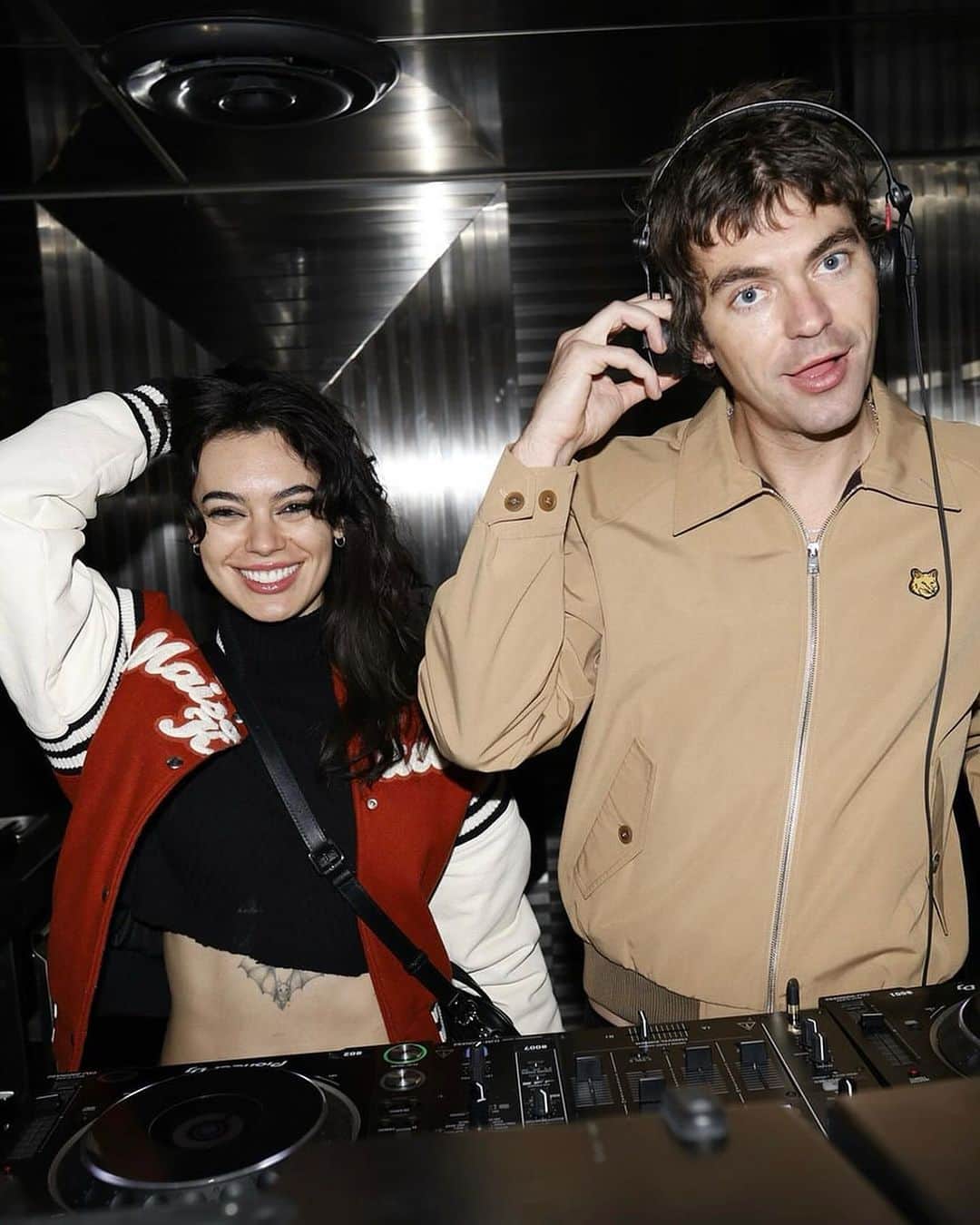 Café Kitsuné Parisのインスタグラム：「We celebrated the opening of Café Kitsuné and Maison Kitsuné make over in Silver Lake with special DJ sets by @quinnblake and @hayes_bradley 🎶  Discover the collection made in partnership with LA-based brand @beepybella, inclusive of a handcrafted glass-blown coffee cup ring, a fox pendant necklace and a cap - only available at Café Kitsuné Silver Lake ✨ - 👉 Café Kitsuné & Maison Kitsuné Silver Lake 3814-3816 Sunset Blvd, Los Angeles, CA, USA  #MaisonKitsuneSilverLake #CafeKitsuneSilverLake」