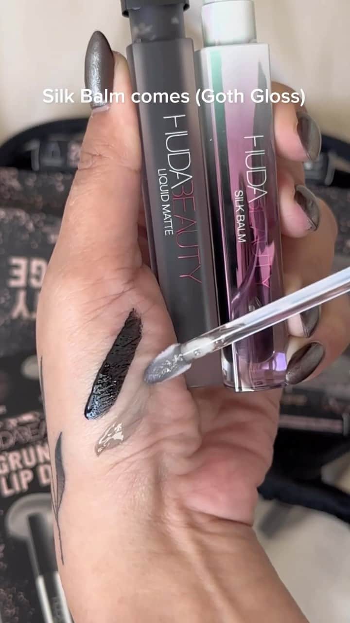 Huda Kattanのインスタグラム：「Repost @carla_kristina She’s Pretty Grunge, what do you think? 🖤🖤  Using the @hudabeauty Pretty Grunge collection. Obsessed with the smokey eye. Catch me using this pallet everyday 🖤🫶」