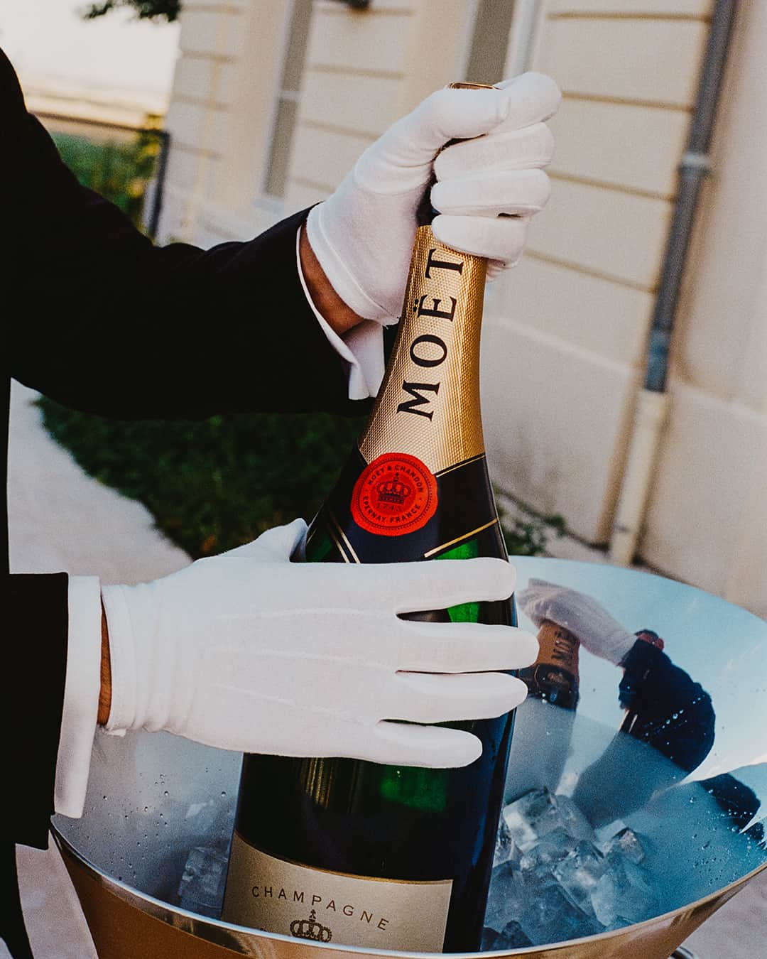 Moët & Chandon Officialのインスタグラム：「It's magic hour in the Champagne region.⁣ Throwback to the celebration of London's thriving creative industry, when stylist Harry Lambert, designers Saul Nash, Feben, Foday Dumbuya, Annie Doble & Marco Capaldo joined us at Château de Saran for an evening of fashion and champagne.⁣ ⁣ #ToastWithMoet #MoetImperial #MoetChandon ⁣ ⁣ This material is not intended to be viewed by persons under the legal alcohol drinking age or in countries with restrictions on advertising on alcoholic beverages. ENJOY MOËT RESPONSIBLY.」