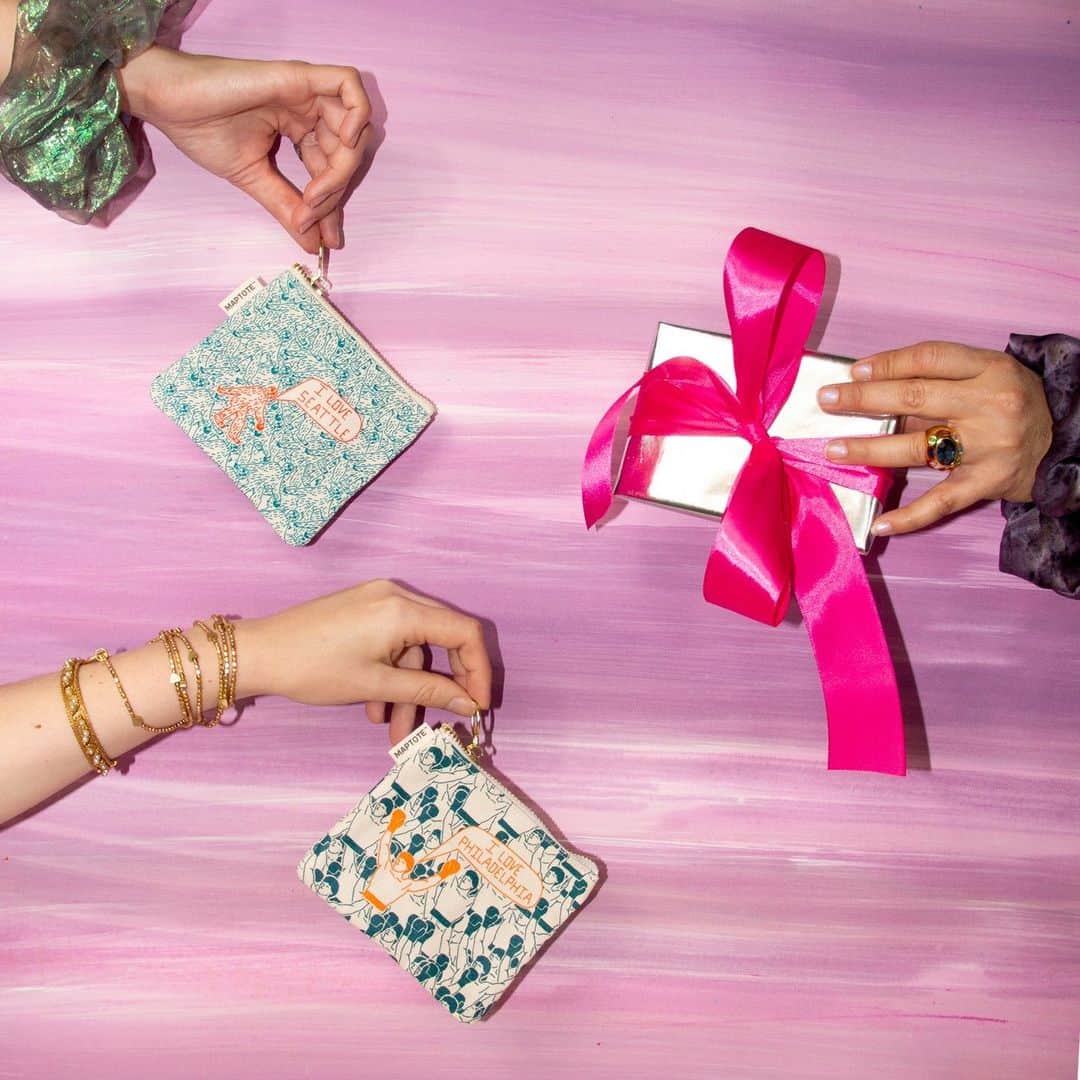 マップトートのインスタグラム：「💗 Gifting inspo alert! Our coin purses, stickers, and other locale inspired items are the perfectly practical and fun holiday gifts. ⁠Office Secret Santa? 🎁✨Stocking stuffers for the family? Hanukkah gifting? 😍 Visit maptote.com for $30 and under goodies!⁠」