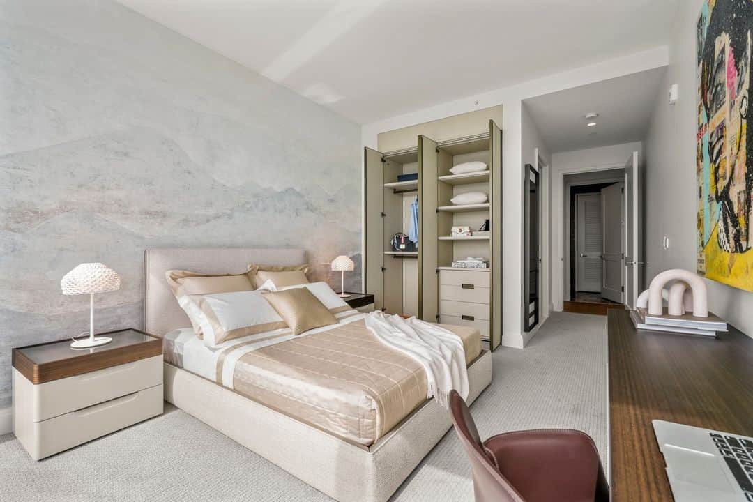 フレッテのインスタグラム：「Craft a tranquil sleep haven with a calming neutral colour palette, as featured in this inspiring Boston home. @residencesatwinthropcenter designed by @casadesign_group.⁠ ⁠ #FretteLovesDesign」