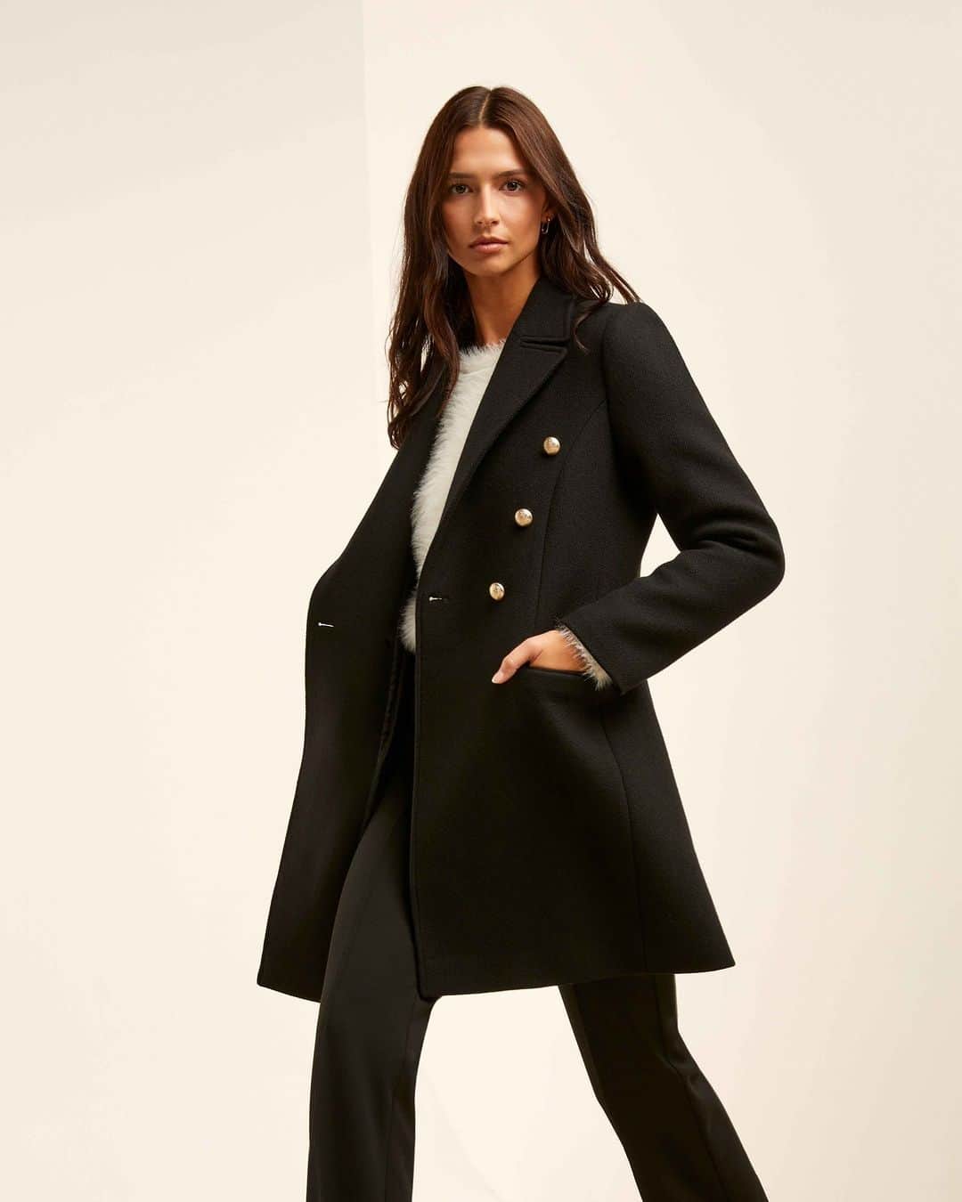 のインスタグラム：「Découvrez notre nouvelle collection pour affronter le froid avec style ♡ On commence avec ce manteau noir structuré qu'on adore. Vous validez le look ?   #MorganDeToi #GrandFroid #NouvelleCollection」