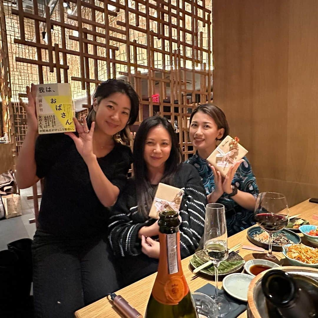 岡田育さんのインスタグラム写真 - (岡田育Instagram)「This fall I met some of my friends, always saying “It’s been literally years and years!” Many farewell parties, a few welcome-back parties, first time met, and reunions after the pandemic era. . この春夏秋はあんまり人に会ってないなぁ、と思いつつ、会えば会ったでみんな「コロナぶり」とかで感慨深いです。数年越しに会っても相変わらずでいられるというの、子供の頃には考えられなかったことだよね。」11月13日 2時12分 - okadaic