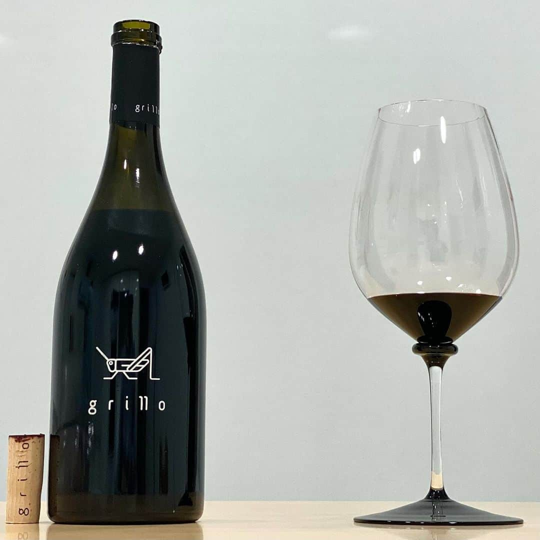 エンリケ・ソラ・クレメンテのインスタグラム：「Grillo 2015, el vino mas icónico de la Bodega El Grillo y la Luna estrena nueva añada. Elaborado de Syrah, Cabernet Sauvignon, Garnacha y Merlot, que proceden de diferentes viñedos de suelos calcáreos y de yeso, aluviales y gravas, y arcillosos. Tiene una crianza de 13 meses en 60 barricas de roble francés. Potente y persistente, pero de una suavidad placentera. Degustado en Riedel Fatto A Mano Performance Cabernet Black Base. El Grillo y la Luna es un proyecto familiar. Nace en Barbastro, en el año 2007, fruto de una ilusión: crear unos vinos únicos y con alma. La paciencia es la carta de presentación de su bodega donde lo bueno se hace esperar. Bajo la premisa de que el vino nace en la viña, este solo sale al mercado en su momento óptimo, sin prisas, respetando al máximo la singularidad de cada añada. Sin duda alguna, la madurez marca la diferencia en todos los vinos de esta bodega del Somontano. Poseen 53 hectáreas y es una de las bodegas más pequeñas de esta DOP aragonesa, donde toda la cosecha es recolectada y seleccionada a mano al 100%, y donde incluso se trabaja una hectárea a caballo, que se llama Obélix. Así, con cariño, serenidad y tesón, obtienen unos vinos con cuerpo, equilibrados, con frescura, elegantes y en los que el terroir y la variedad alcanzan su máxima expresión. Su filosofía de bodega…simplemente Grillados. Y tú también te consideras un "grillado"?  #grillo #elgrilloylaluna #dosomontano #somontano #elgrillo #riedel #riedelfattoamano #riedelperformance #barbastro #redwine #wine #vin #vino #grillo2015 #syrah #cabernetsauvignon #garnacha #merlot」