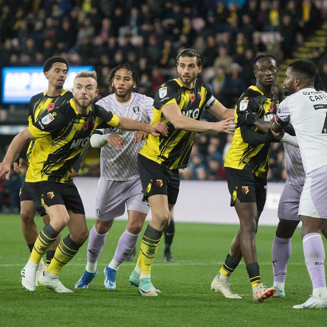 ウェスレイ・ホードのインスタグラム：「Strong performance from the entire team sealed with a 5-0 win! Also an honor to wear the band for the first time at the vicarage! @watfordfcofficial ⚽️🐝」