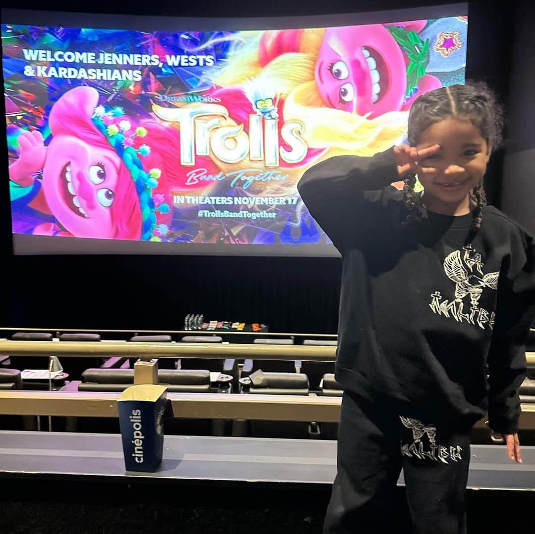 クロエ・カーダシアンのインスタグラム：「TROLLS!!! This was the cutest movie!!! We laughed and sang throughout the whole movie! @trolls thank you so much 🩷」