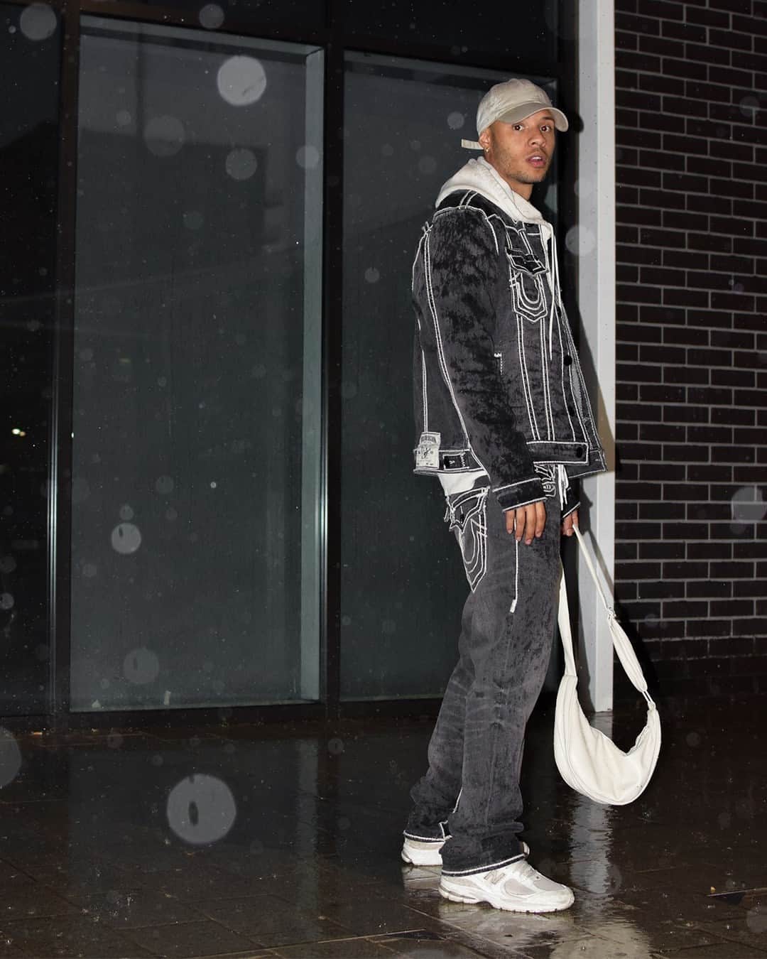 トゥルーレリジョンさんのインスタグラム写真 - (トゥルーレリジョンInstagram)「Keepin' it neutral. @cordell_mclean steps out in Rope Stitch.   #MYRLGN」11月13日 2時15分 - truereligion