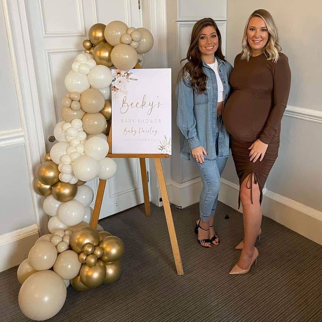 ニッキー・サンダーソンのインスタグラム：「Beautiful baby shower for a very beautiful mama to be 🤍 @bswanx 🤍  @katy_swan you did a belting job of organising such a special day 🤍  #babyshower #mumtobe #mummytobe #bestie #love #celebrate #babyboy 💙」
