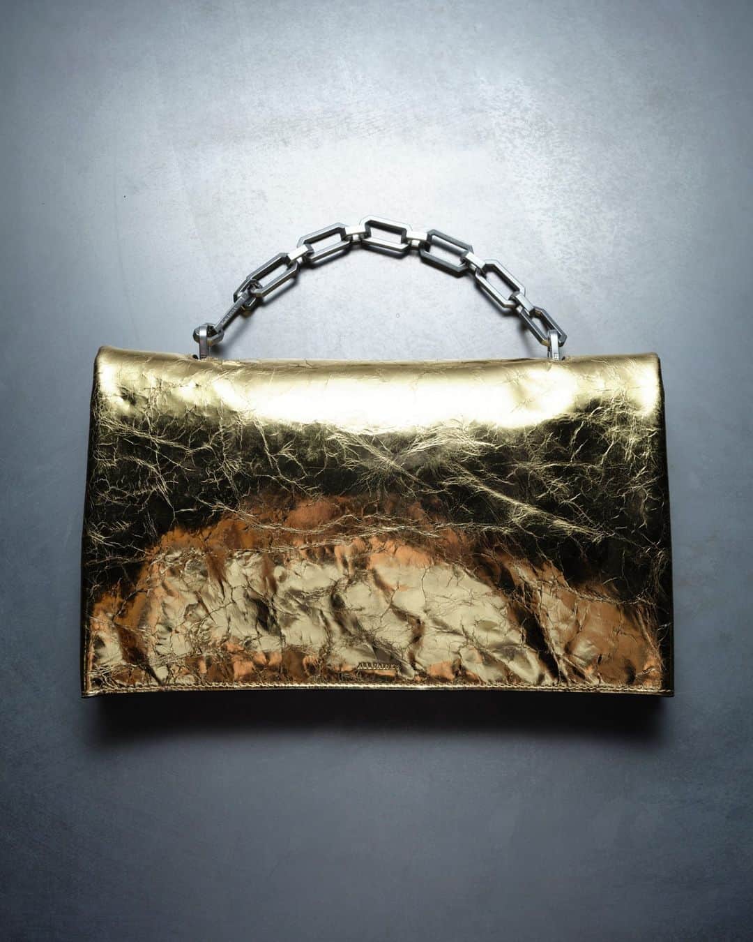 オールセインツのインスタグラム：「Literally coming in clutch. The Akira’s removable chain can also be worn as a necklace - just in case.」