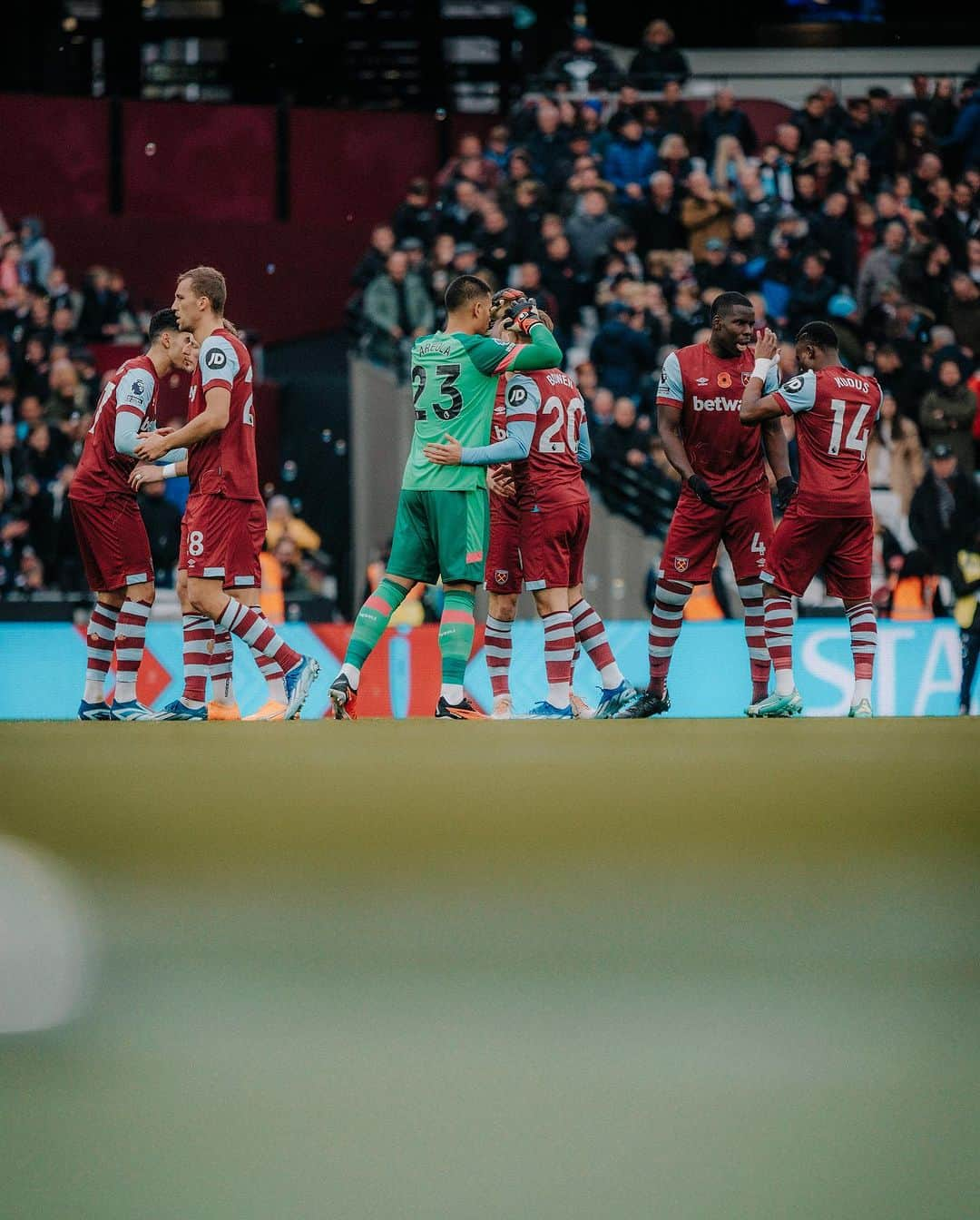 クル・ズマさんのインスタグラム写真 - (クル・ズマInstagram)「Hard fought win today ! ⚒️⚽️ well done TEAM ❤️ @westham  #uZoumaki」11月13日 2時23分 - kurtzouma