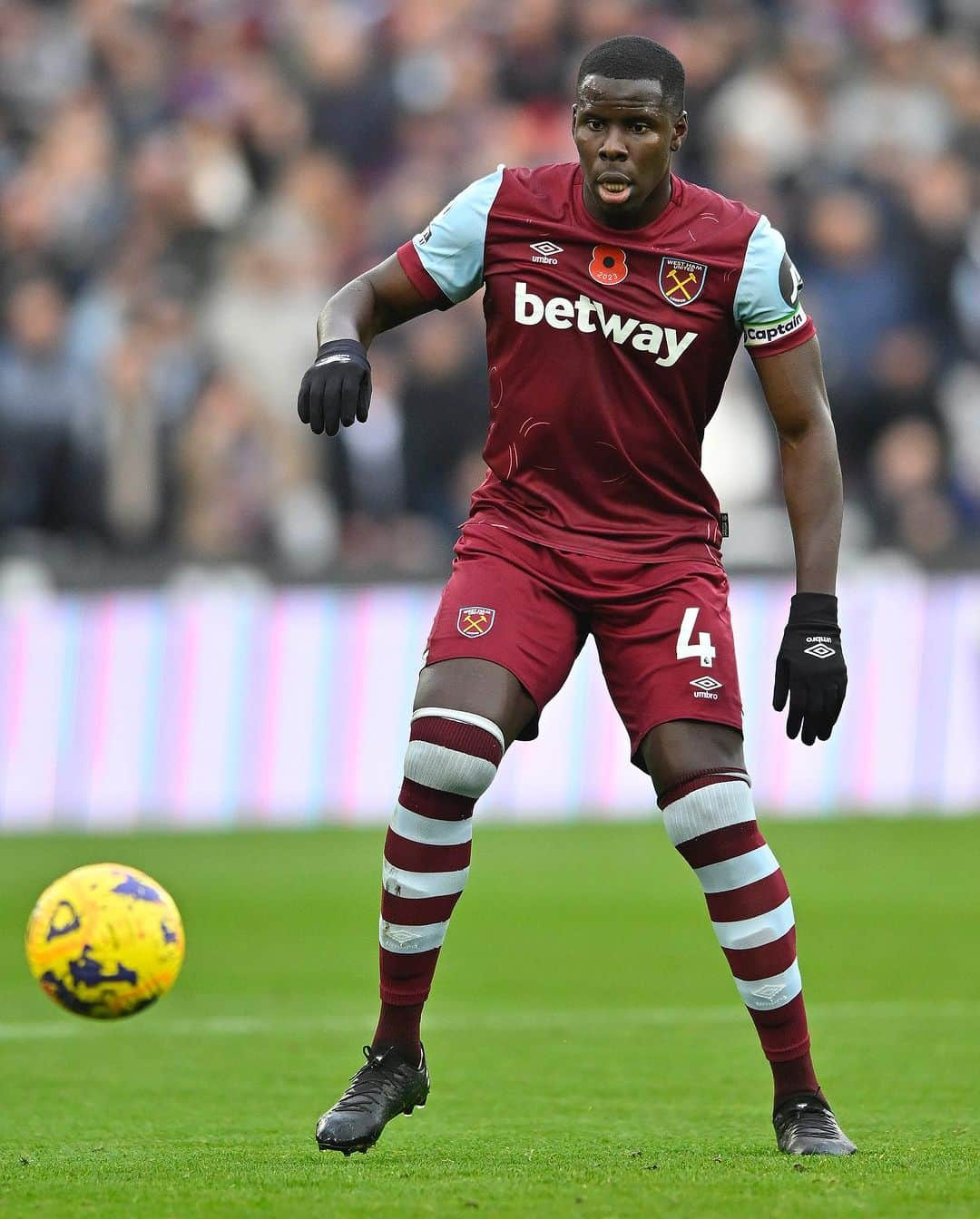 クル・ズマさんのインスタグラム写真 - (クル・ズマInstagram)「Hard fought win today ! ⚒️⚽️ well done TEAM ❤️ @westham  #uZoumaki」11月13日 2時23分 - kurtzouma