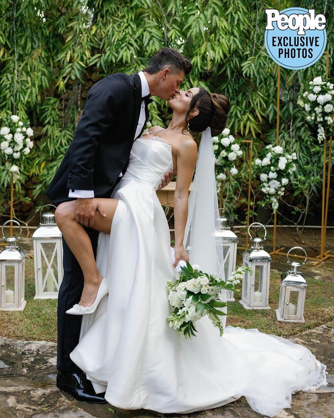 People Magazineさんのインスタグラム写真 - (People MagazineInstagram)「From Paradise to Puerto Rico! Bachelor in Paradise stars Kenny Braasch and Mari Pepin said “I do” Saturday in front of 65 guests in Vega Baja, Puerto Rico. 💍  “I do believe in signs and numbers, and so 11/11 is obviously seen as a special number and it means good things,” Pepin tells PEOPLE exclusively of why she and Braasch chose the date after first getting engaged during the season 7 finale of the dating reality series.  Tap the link in our bio for all the wedding details! | 📷: @a2ustudios」11月13日 2時35分 - people