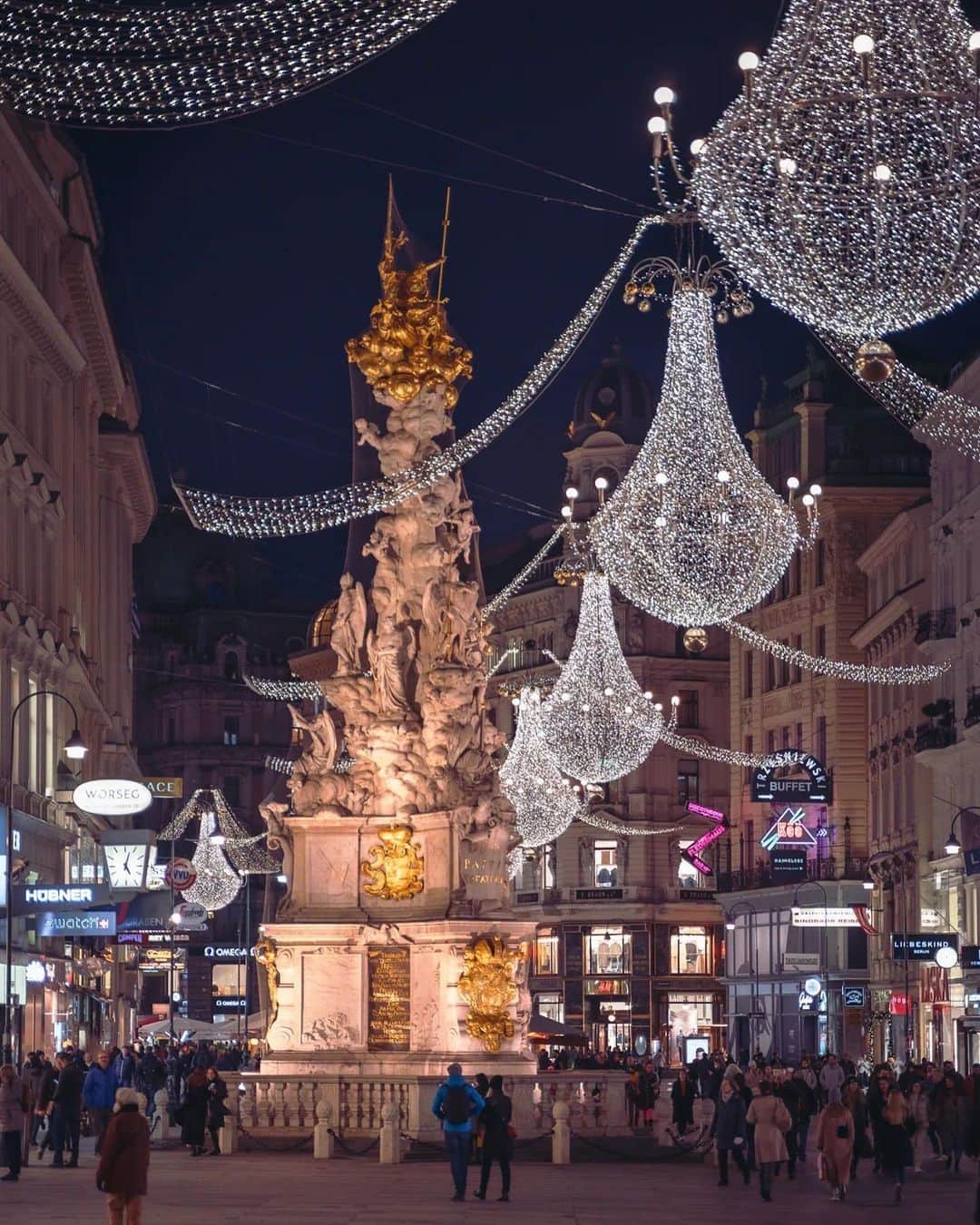 Wien | Viennaのインスタグラム：「Save the date ✨ The beautiful chandeliers at Graben will shine bright from the 16th November of November. 💫. by @romanpixs #ViennaNow  #vienna #christmas #magic #wien #viennagoforit #visitvienna #ilovevienna」