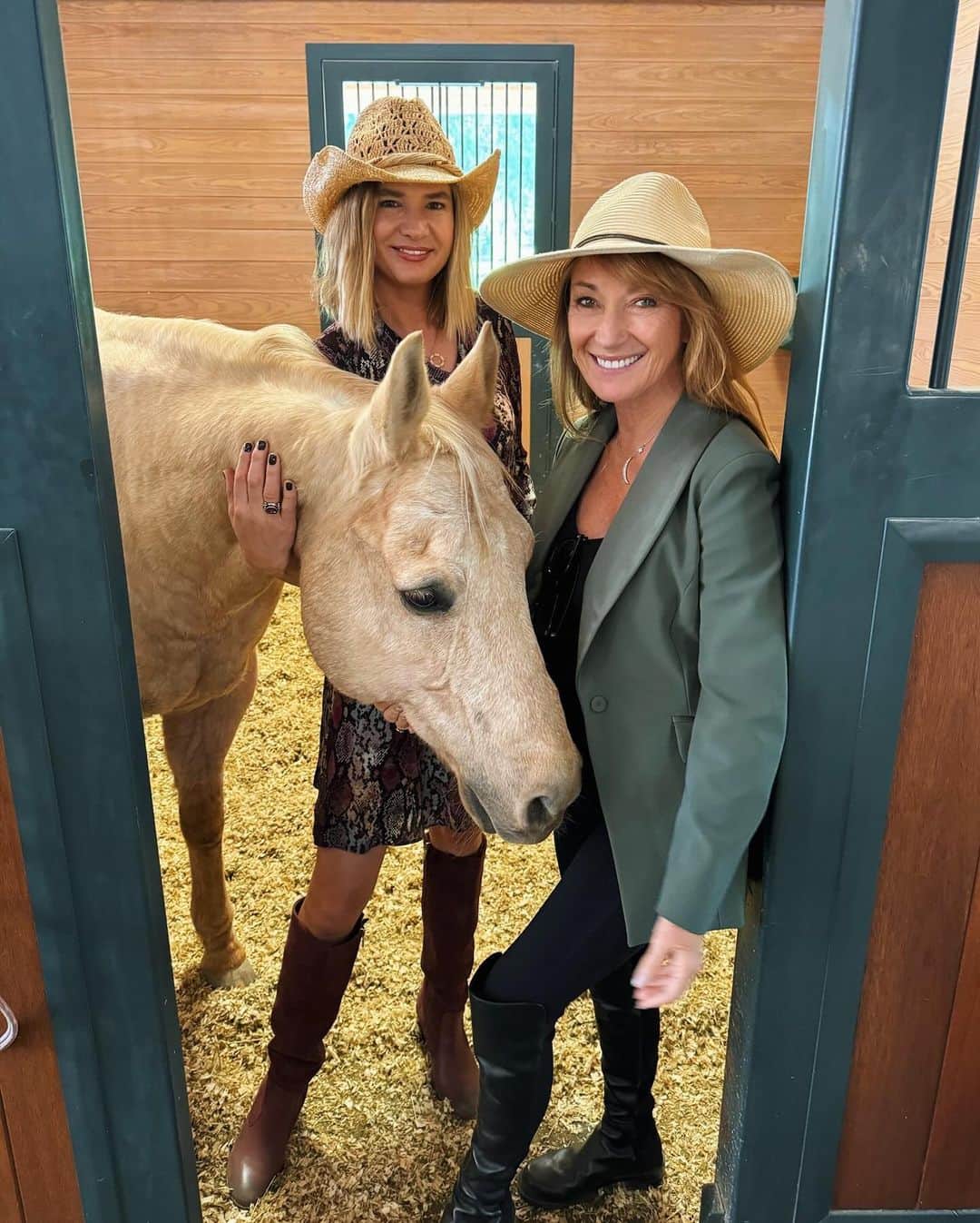 ジェーン・シーモアさんのインスタグラム写真 - (ジェーン・シーモアInstagram)「Just a couple of gals, horsin’ around! 🐴😆 #TheTruthAboutHorses」11月13日 2時37分 - janeseymour