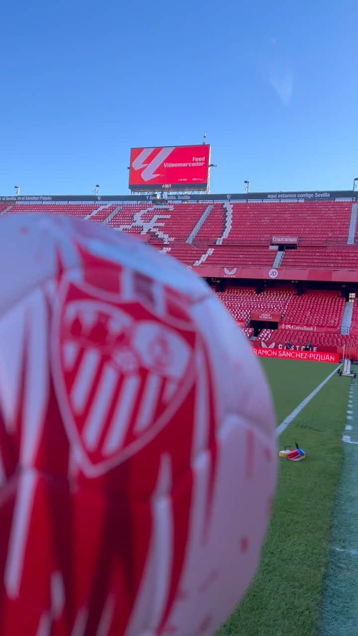 セビージャFCのインスタグラム：「⚪️🔴 ¡Empieza #ElGranDerbi de nuestra ciudad! 🏟️   ¡Vamos, mi Sevilla! 💪🏽  #WeareSevilla #NuncaTeRindas」