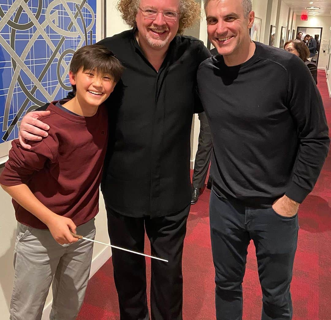 ヴァネッサ・ウィリアムスのインスタグラム：「Some photos from the last few weeks! 1)Stéphane Denève shares the baton after conducting a brilliant concert with @nyphilharmonic 2) @timeforthree after rocking the house (the house being @david_h_koch_theater at Lincoln Center) with @laurenlovette’s amazing “Echo” choreographed to “Contact” and performed beautifully by the @paultaylordance with Orchestra of St. Luke’s 3) with @jerryhouconductor able to laugh now about how he prepared an entire concert of my music with the great students at @shepherd_school at Rice University and I got Covid and had to stay in the hotel (!!) 4) chilling with Vanessa Williams who hosted the Paul Taylor Dance Company’s gala. Turns out she is maybe a bigger tennis fan even than I am!」