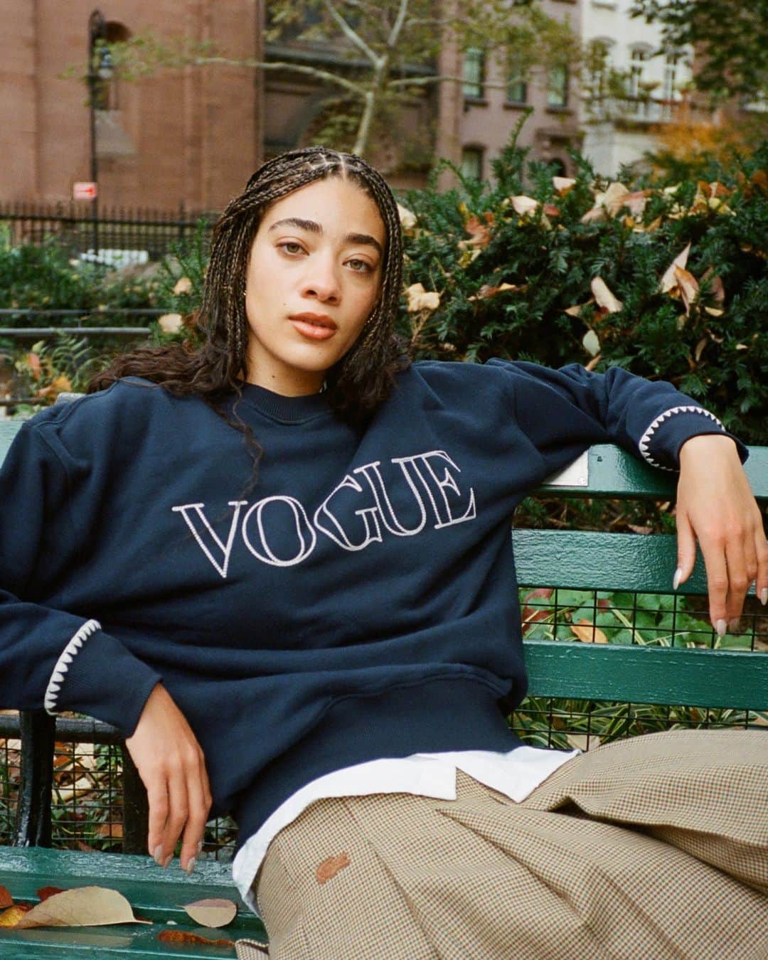 Vogueさんのインスタグラム写真 - (VogueInstagram)「New arrivals have landed in the Vogue shop just in time for cozy season. Think chic rugby tops, essential totes, and everyday crewnecks— like the one worn here by @reignjudge, all perfect pieces to build looks for everything from a lunch date to shopping downtown. Tap the link in our bio to see more. Photos by @sammysuss」11月13日 3時00分 - voguemagazine
