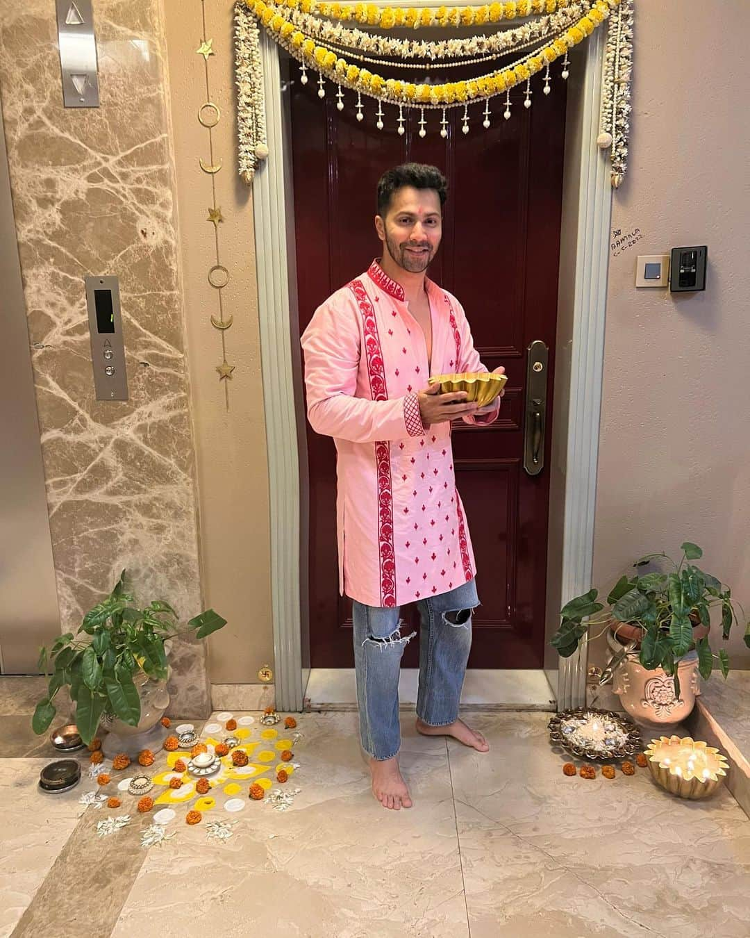 Varun Dhawanさんのインスタグラム写真 - (Varun DhawanInstagram)「दिये जलाओ पर लोगों के बीच आग ना लगाओ    #happydiwali 🪔💙」11月13日 2時50分 - varundvn