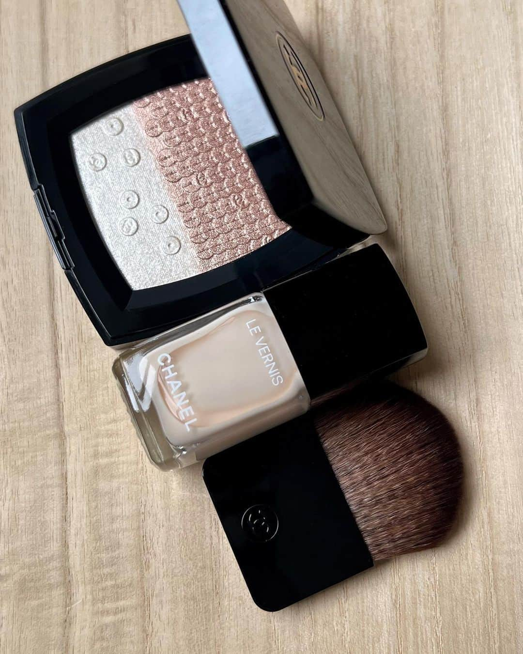 NATALIE LIAOさんのインスタグラム写真 - (NATALIE LIAOInstagram)「Getting ready for my holiday makeup looks with @chanelofficial Holiday 2023 Collection. So excited to play with these new palettes 😍💋💅🏼 @welovecoco #welovecoco #giftfromCHANEL」11月13日 2時53分 - fongminliao