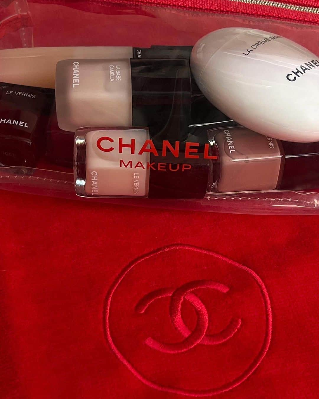 NATALIE LIAOさんのインスタグラム写真 - (NATALIE LIAOInstagram)「Getting ready for my holiday makeup looks with @chanelofficial Holiday 2023 Collection. So excited to play with these new palettes 😍💋💅🏼 @welovecoco #welovecoco #giftfromCHANEL」11月13日 2時53分 - fongminliao