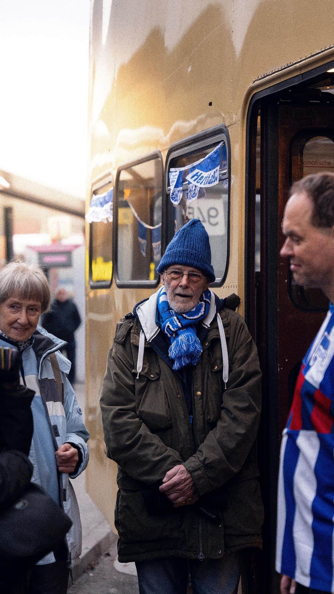 ヘルタ・ベルリンのインスタグラム：「1. Traditionsbusfahrt für Senioren 65+ im Rahmen des Clubs der Alten Dame vom Hanne Sobek Platz zum Olympiastadion 💙🤍  Danke an: @amando_knueppel für diesen wunderbaren Song, unseren Traditionsbusfahrer Willy, @herthabsc für die Freikarten und allen HelpingHerthaHands  🎥 @thinksocialclub   #ClubDerAltenDame #1892hilft #herthabsc #hahohe #herthaberlin #olympiastadion」