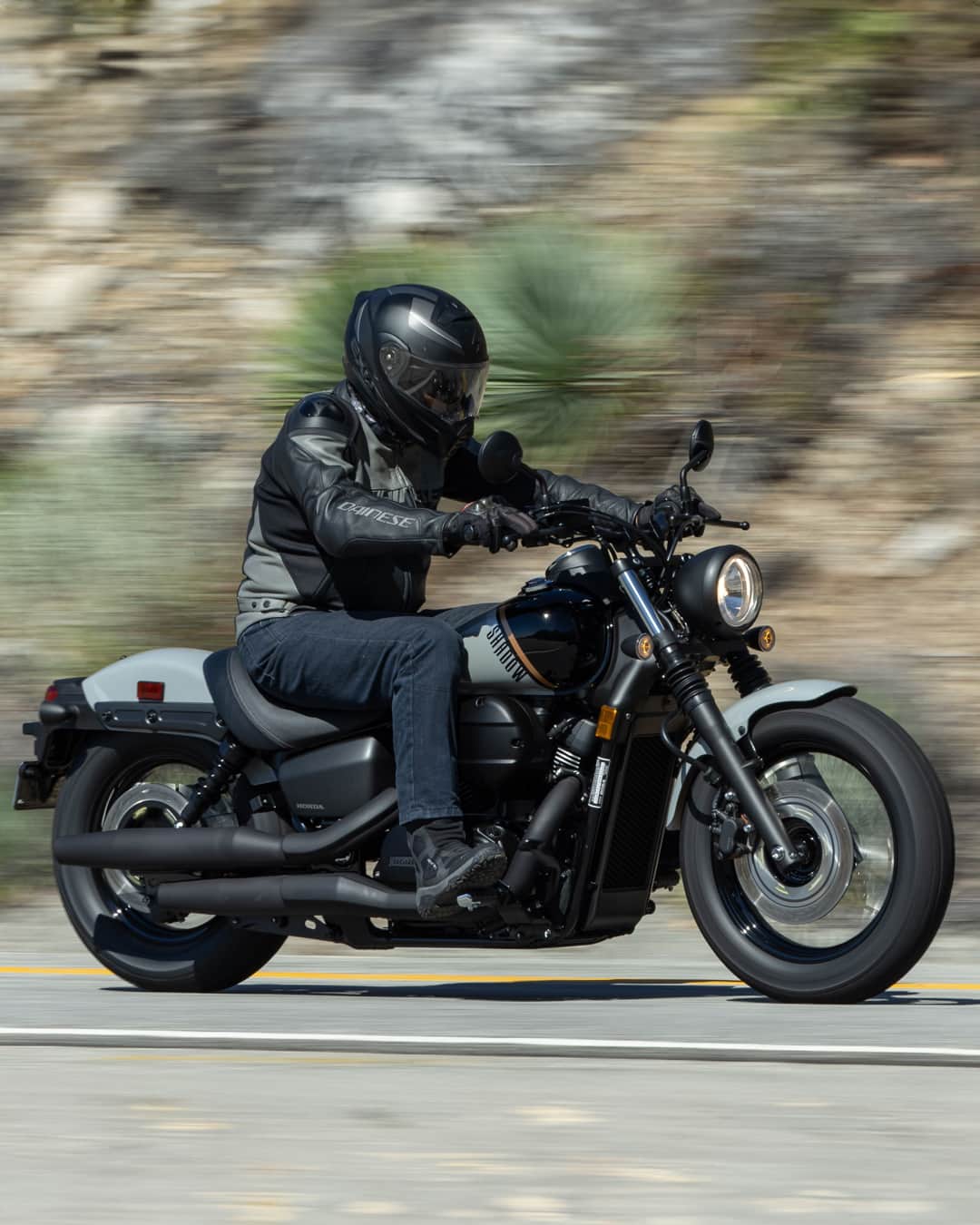 Honda Powersports USさんのインスタグラム写真 - (Honda Powersports USInstagram)「Take a behind-the-scenes look of the 2024 #ShadowPhantom during its press tour. Then check your favorite motorcycle vlogger to see more!」11月13日 3時00分 - honda_powersports_us