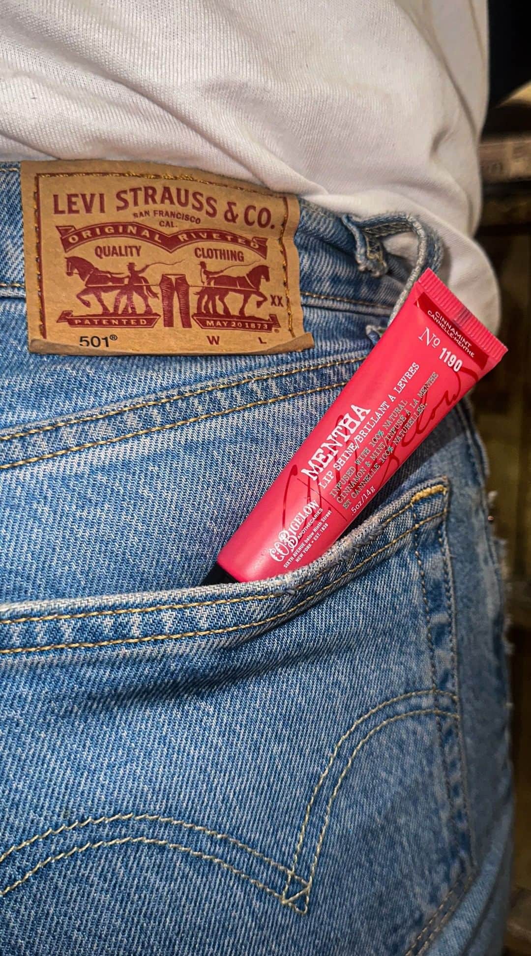 C.O. Bigelowのインスタグラム：「Stay pouty with our Cinnamint Mentha Lip Shine! 💋✨ Whether you wear it solo or pair it with your go-to lip liner, this high-gloss shine will have your lips looking luscious. 👄 Plus, the refreshing fusion of cinnamon and peppermint leaves your breath feeling fresh! 😍💄」