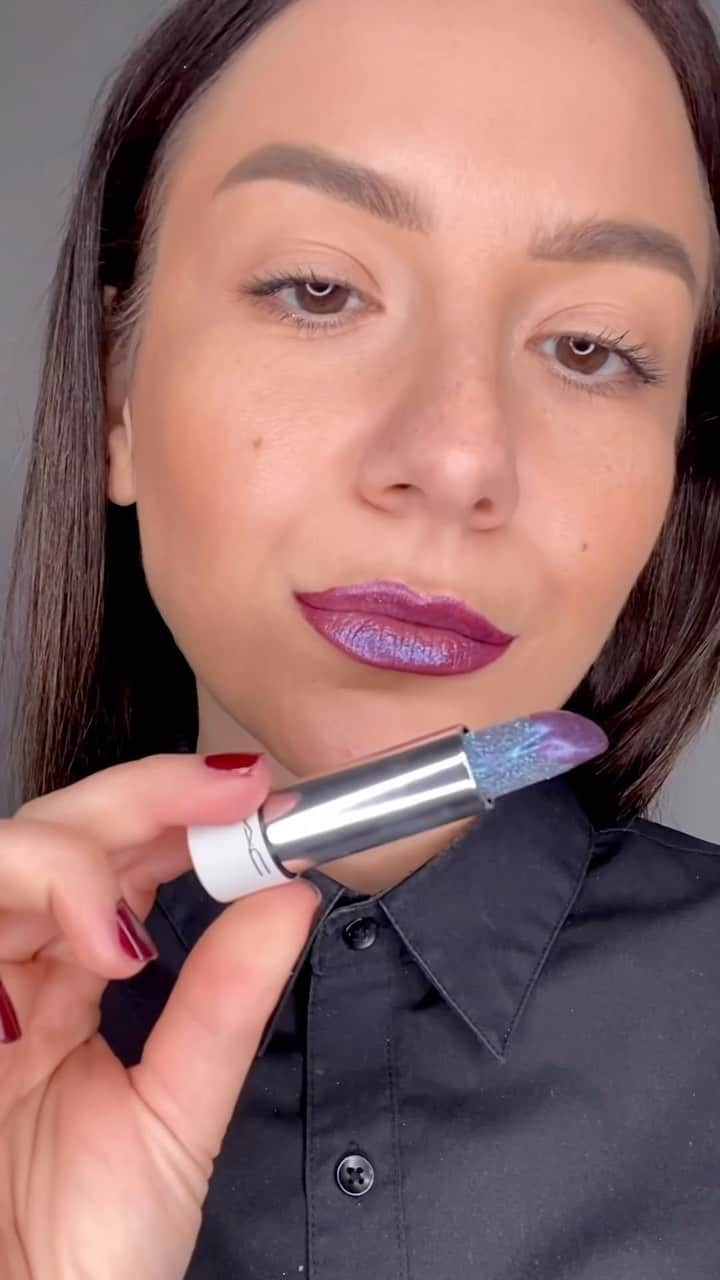 M•A•C Cosmetics Franceのインスタグラム：「Une idée de look avec notre Baume à Lèvres #FizzyFeels dans sa teinte Shiver Shimmy ! ❄️🏝️   Aimeriez-vous tester ce makeup pour vos 👄 ?  Produits utilisés :   ✨ Crayon à lèvres - Nightmoth ✨ Baume à lèvres Fizzy Feels - Shiver Shimmy ✨ Gloss Transparent  📹 Regram @maria_douli  #MacHoliday #MacBizarreBlizzardBash #MacLovesLips #Nouveauté」