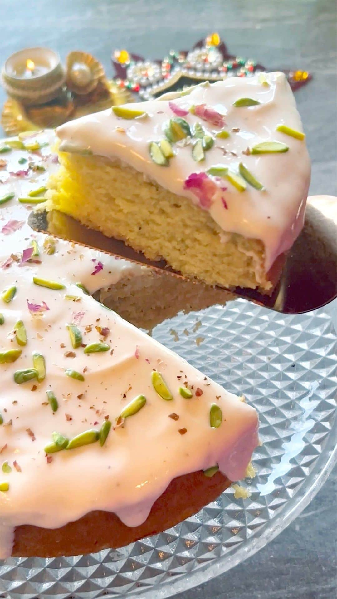 Chobaniのインスタグラム：「I am excited to partner with @chobani and present to you this delicious Saffron Cardamom Cake with Greek Yogurt glaze for Diwali. This cake is such a fun and unique twist to your usual Diwali sweets—all the familiar flavors, just in cake form. The Saffron and Cardamom Cake is made with Greek Yogurt, and we are also using a sweetened Greek Yogurt glaze to decorate the cake.  🌟 Ingredients 🌟  Saffron and Cardamom Cake • 1 ½ cups all-purpose flour • 3/4 cup granulated sugar • ½ tsp baking soda • 1 ½ tsp baking powder • ½ cup Chobani Whole Milk Plain Greek Yogurt • ¾ cup whole milk • 1/3 cup any unflavored oil • ¼ teaspoon cardamom powder • Hefty pinch of saffron • ¼ tsp kosher salt Sweetened Greek Yogurt Glaze • ¼ cup Chobani Whole Milk Plain Greek Yogurt • ½ cup confectioners’ sugar • 1 tablespoon milk • 1/8 teaspoon cardamom powder Cake Decoration • Raw, unsalted chopped pistachios • Edible rose petals (optional)  🥮 Directions 🥮 For the Saffron and Cardamom Cake:  1. Preheat oven to 350ºF. 2. Grease an 8” round cake pan and line with parchment paper at the bottom. 3. Slightly warm the milk and add the saffron strands and let it rest till you prepare the other ingredients. 4. Sift the flour into a mixing bowl and add the sugar, baking soda, baking powder, cardamom powder, and salt. 5. Add milk, oil, and Greek Yogurt to the dry ingredients. Mix until incorporated and no dry patches remain, being careful not to over-mix. 6. Pour the batter in the prepared cake pan and tap the pan to remove any air bubbles. Bake for 22-25 minutes, or until a toothpick or cake tester inserted into the center comes out clean. Let cool for 10 minutes before taking the cake out of the pan, then cool completely on a wire rack. For the Greek Yogurt Glaze:  1. Add Greek Yogurt, sugar, milk, and cardamom powder to a large mixing bowl. Whisk to combine until smooth, removing any lumps. Add another tablespoon of milk if needed to give the glaze a thick, but flowy consistency. 2. Pour the glaze over the cooled cake on the wire rack, allowing some of the glaze to drip down the sides of the cake. Decorate the top of the cake with chopped pistachios and/or edible rose petals, if desired.」