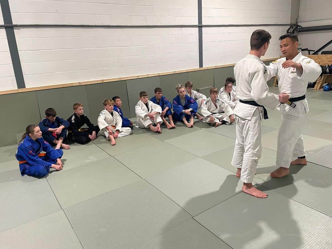 海老沼匡のインスタグラム：「My friend invited me his Judo club. I hope I could help your athletes. Also we were happy to see everyone in 🏴󠁧󠁢󠁷󠁬󠁳󠁿🤩  @stephenabberley  @dragonsacademy_   #Wales🏴󠁧󠁢󠁷󠁬󠁳󠁿 11-12th November」