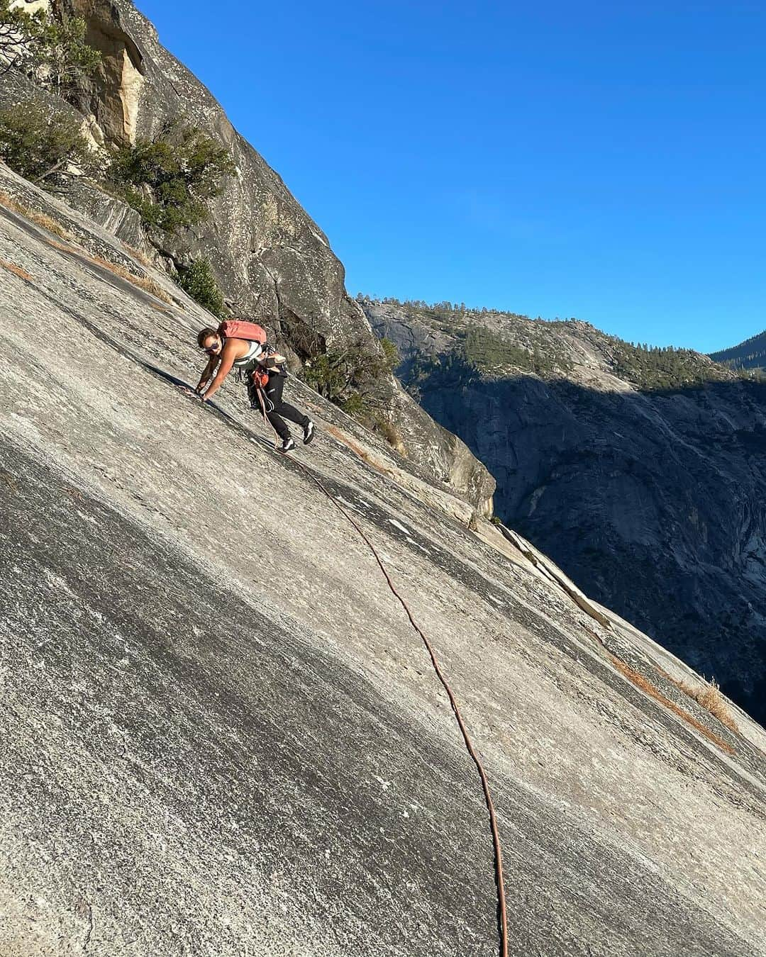 サッシャ・ディギーリアンさんのインスタグラム写真 - (サッシャ・ディギーリアンInstagram)「alpenglow, bruised feet, and sweaty smiles. last pic I’m framing🫠#yosemite」11月13日 3時03分 - sashadigiulian