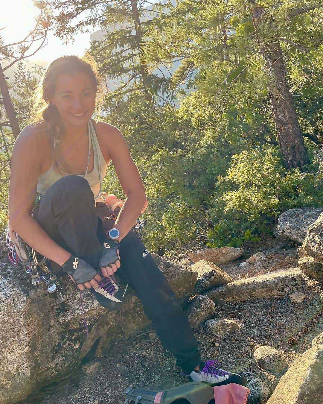 サッシャ・ディギーリアンさんのインスタグラム写真 - (サッシャ・ディギーリアンInstagram)「alpenglow, bruised feet, and sweaty smiles. last pic I’m framing🫠#yosemite」11月13日 3時03分 - sashadigiulian