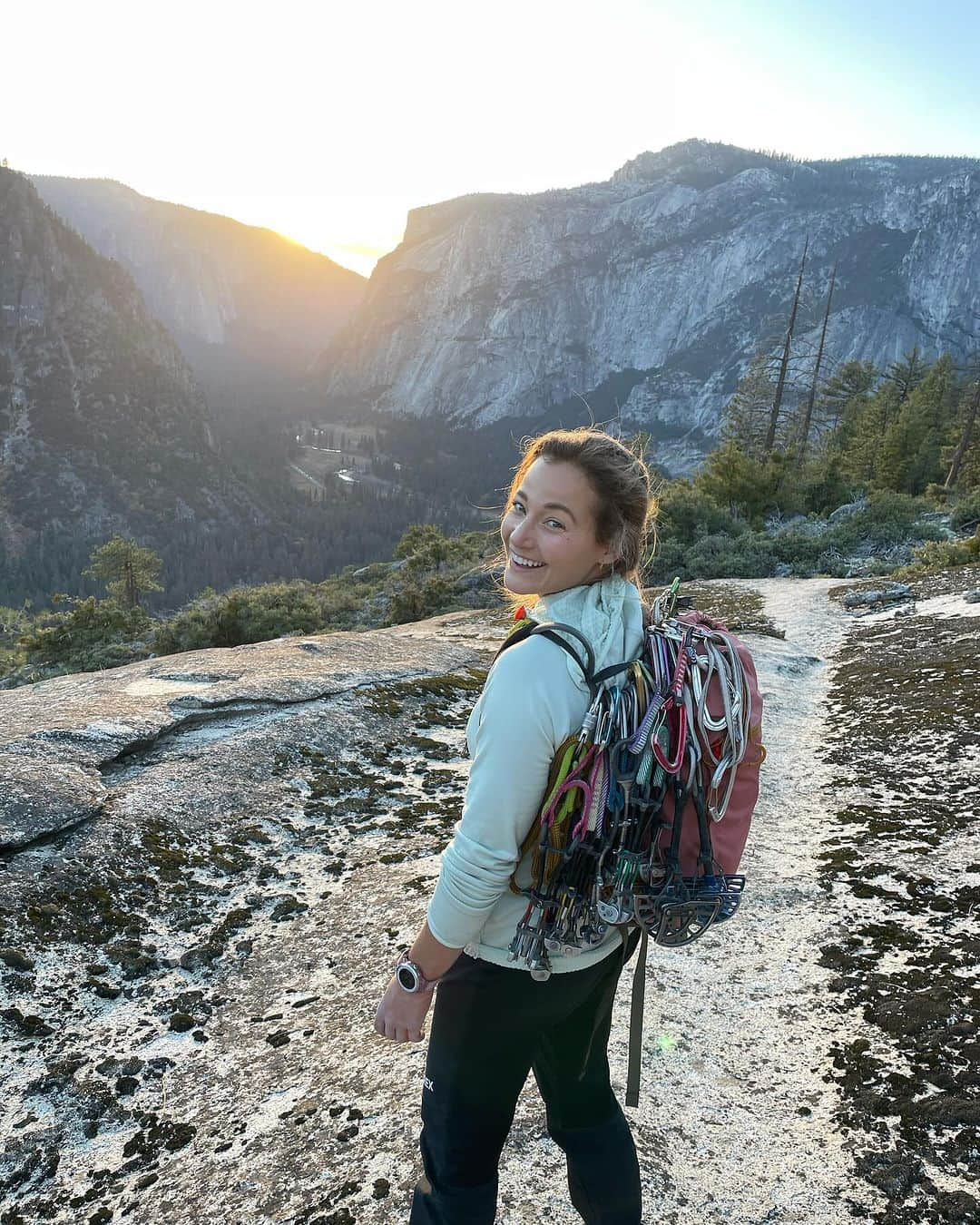 サッシャ・ディギーリアンさんのインスタグラム写真 - (サッシャ・ディギーリアンInstagram)「alpenglow, bruised feet, and sweaty smiles. last pic I’m framing🫠#yosemite」11月13日 3時03分 - sashadigiulian