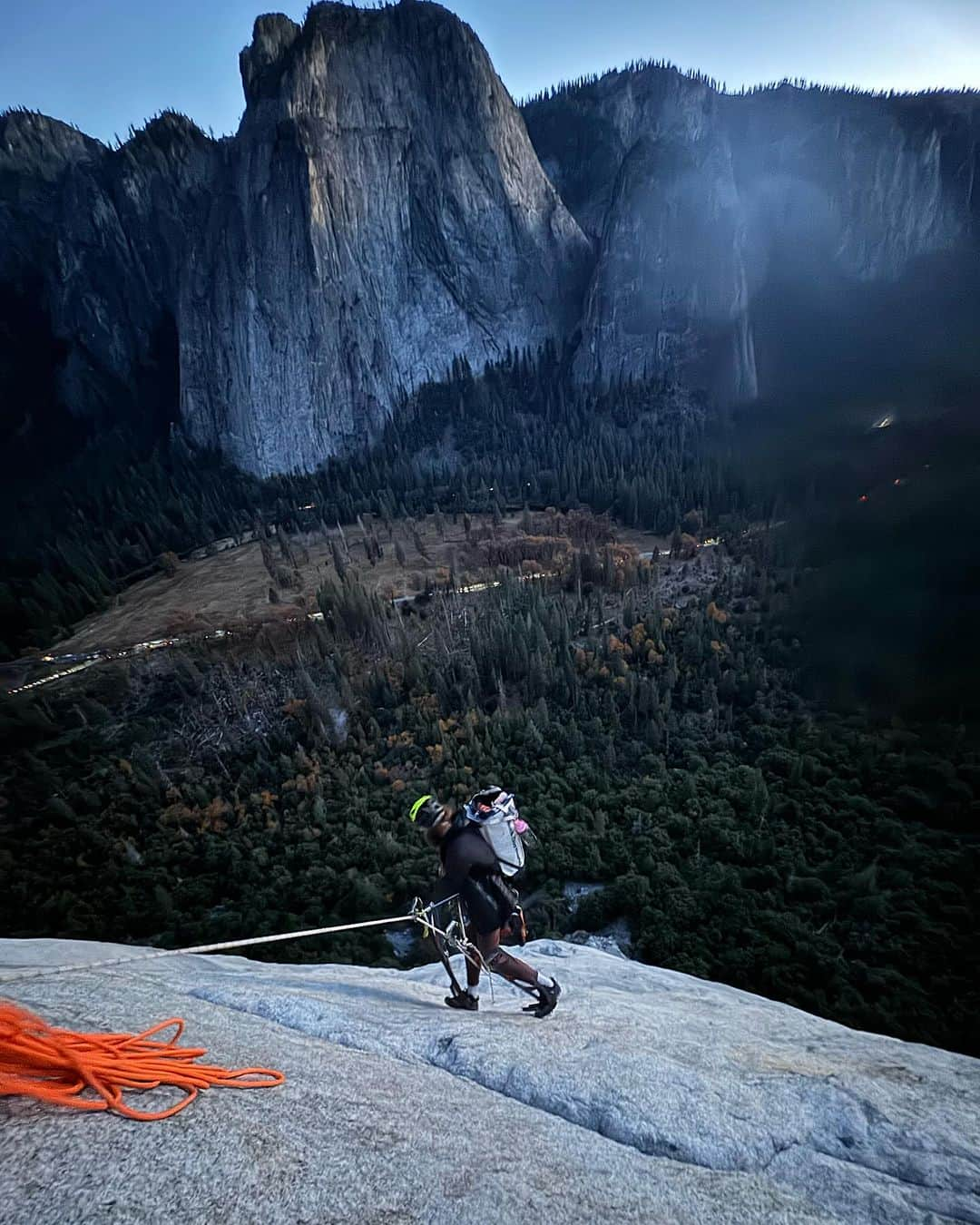 サッシャ・ディギーリアンさんのインスタグラム写真 - (サッシャ・ディギーリアンInstagram)「alpenglow, bruised feet, and sweaty smiles. last pic I’m framing🫠#yosemite」11月13日 3時03分 - sashadigiulian