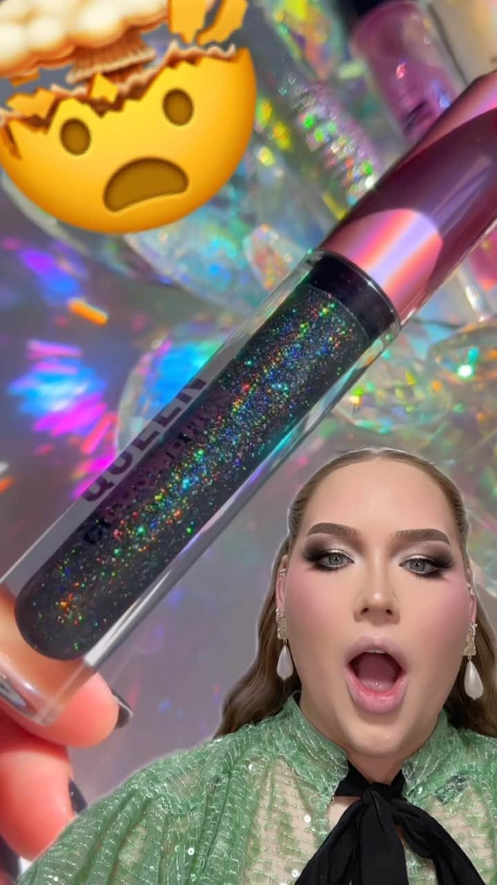 NikkieTutorialsのインスタグラム：「this lipgloss is legit magic! 😲🤤🖤」