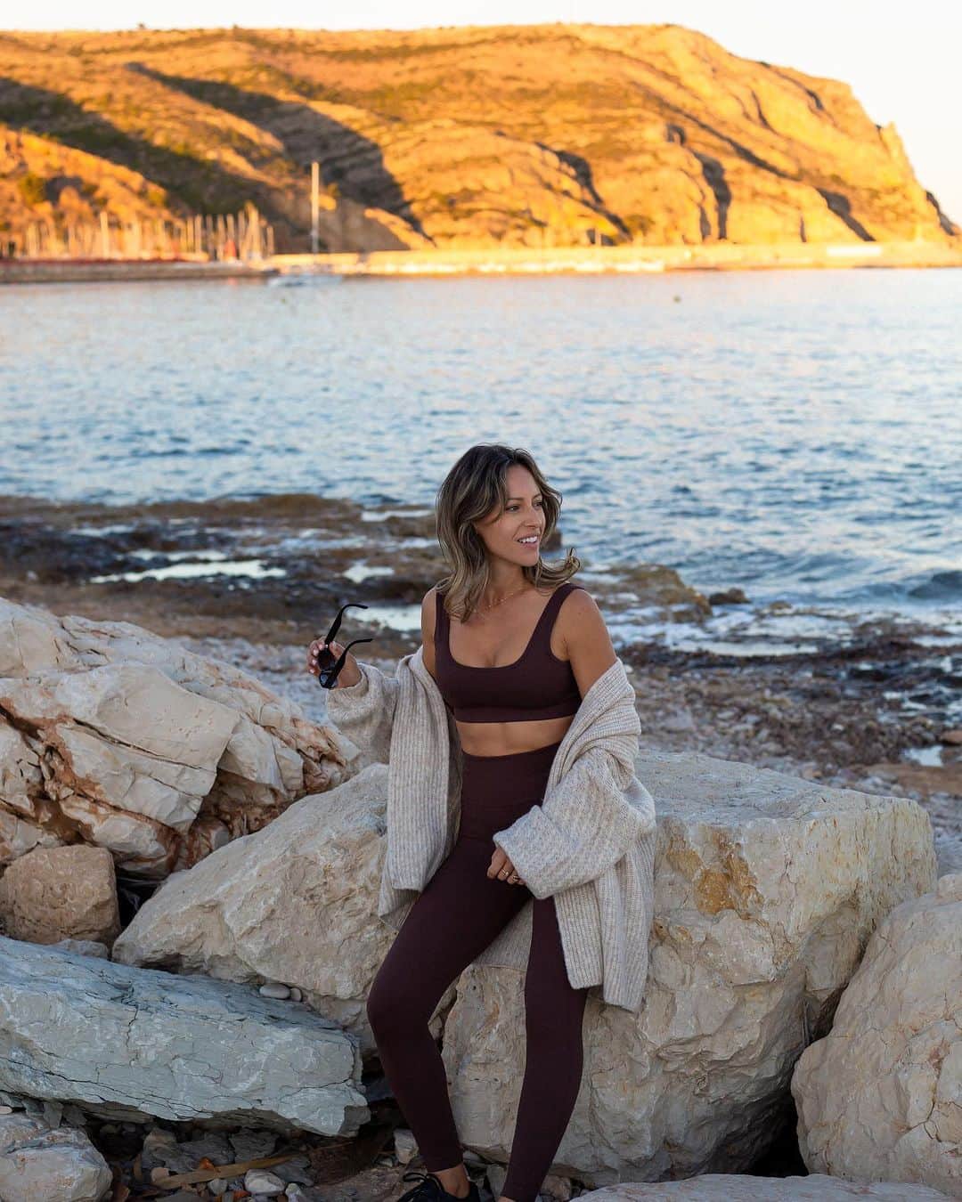 Carolineのインスタグラム：「L’été indien ✨  Mon nouvel ensemble de sport favoris en story !」