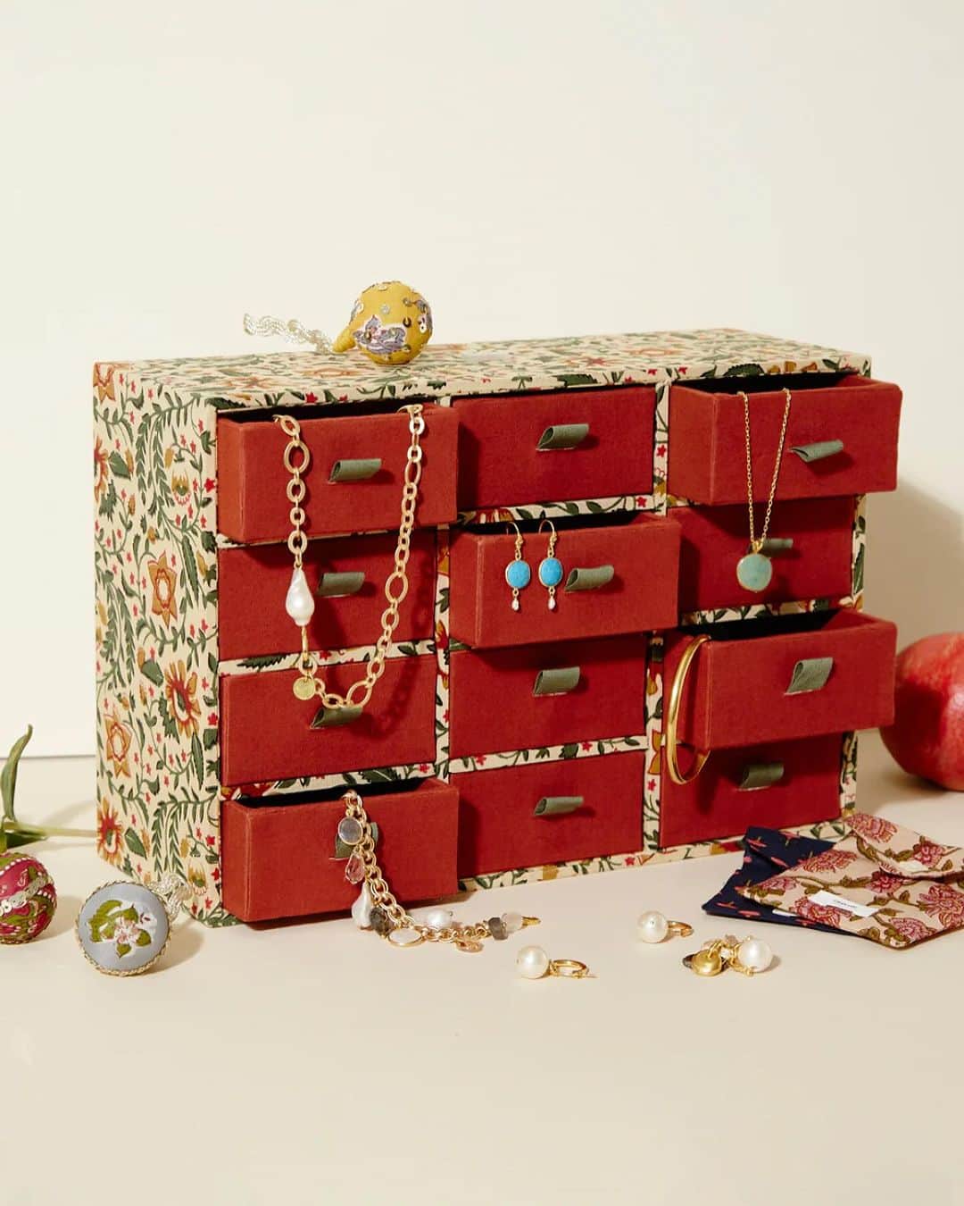 チャンルーのインスタグラム：「Light up your holiday with our 12 day advent calendar filled with jewels and enchanting surprises to keep you feeling merry and bright 🌟 the festive printed box is designed to have a long life after the holidays — use it as storage for your favorite jewelry and any other keepsakes that are near and dear to your heart 💖」