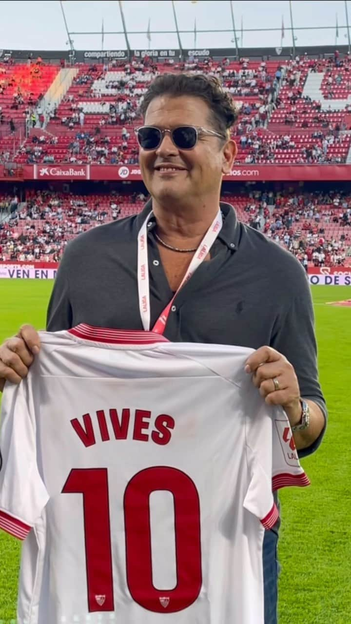 セビージャFCのインスタグラム：「📸 Hoy nos acompaña el gran @carlosvives 🇨🇴🎤🙌🏼  #ElGranDerbi  #WeareSevilla #NuncaTeRindas」