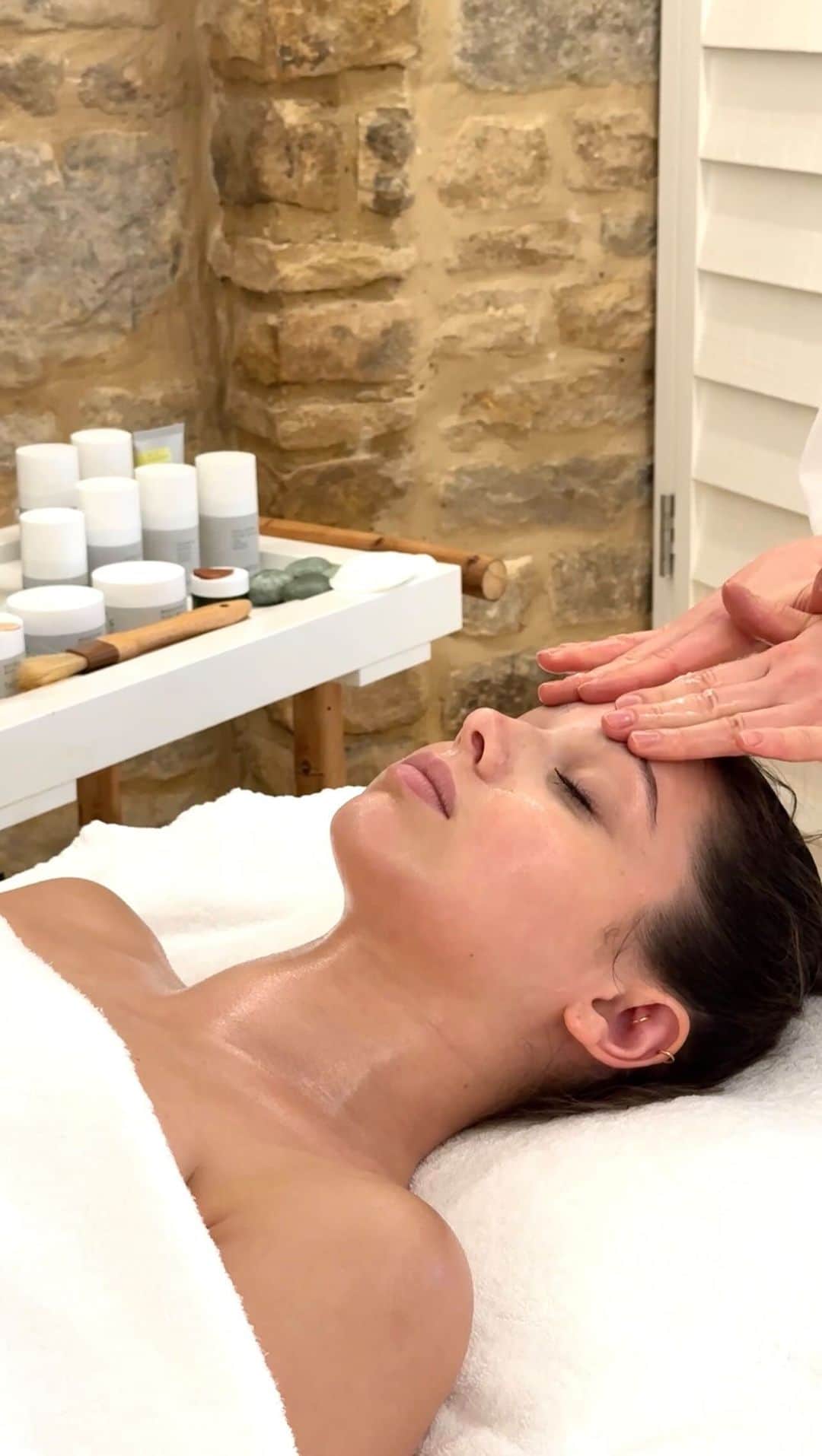 のインスタグラム：「Help prevent dry and uneven skin tone during the colder weather with our Aquapure Facial. This 4-in-1 hydradermabrasion treatment targets dehydrated skin, congested pores, fine lines and wrinkles – leaving you with a healthy glow this autumn.  Available at the Bamford Wellness Spa Cotswolds, book online or call the spa reception on 01608 731703 🤍  #bamford #bamfordwellness #wellness #spa #aquapure #aquapurefacial #cotswolds」