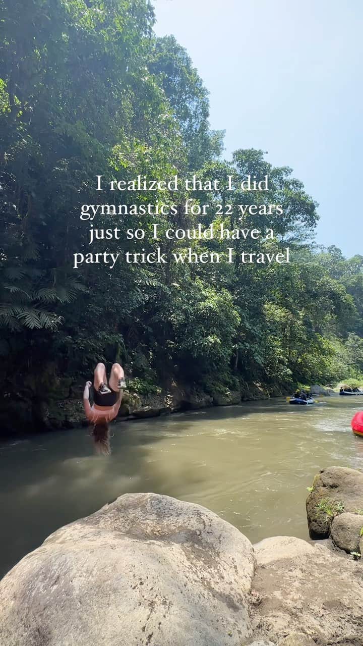 サマンサ・ペスゼックのインスタグラム：「So glad all my hard work has paid off 😅 • #Indonesia #Bali #whitewaterrafting #travel #partytrick」