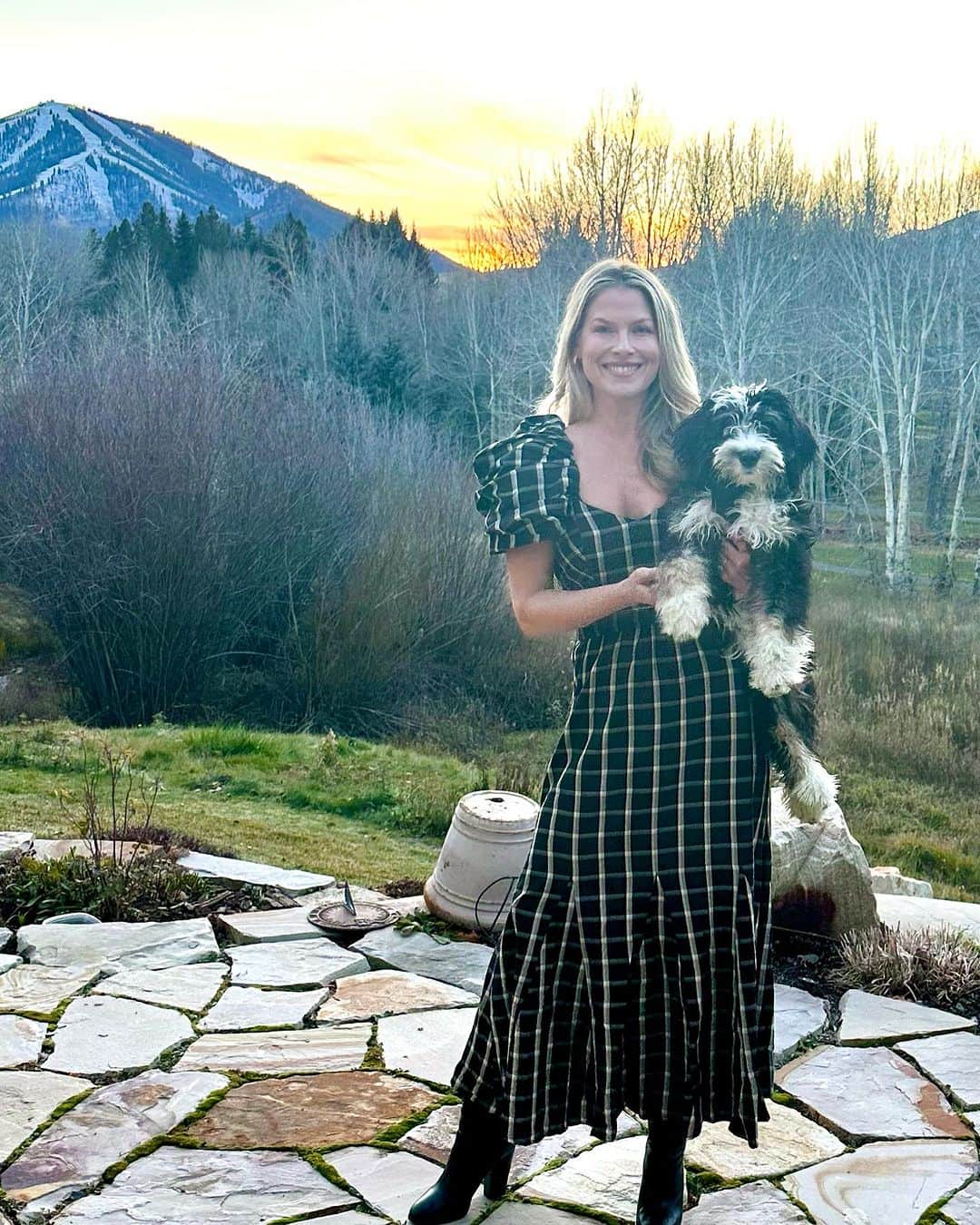 アリ・ラーターのインスタグラム：「How did you know to match my dress to my new puppy? Loving your gorgeous Sun Valley dress- Thank you! @katherineschwarzenegger @cleobella」