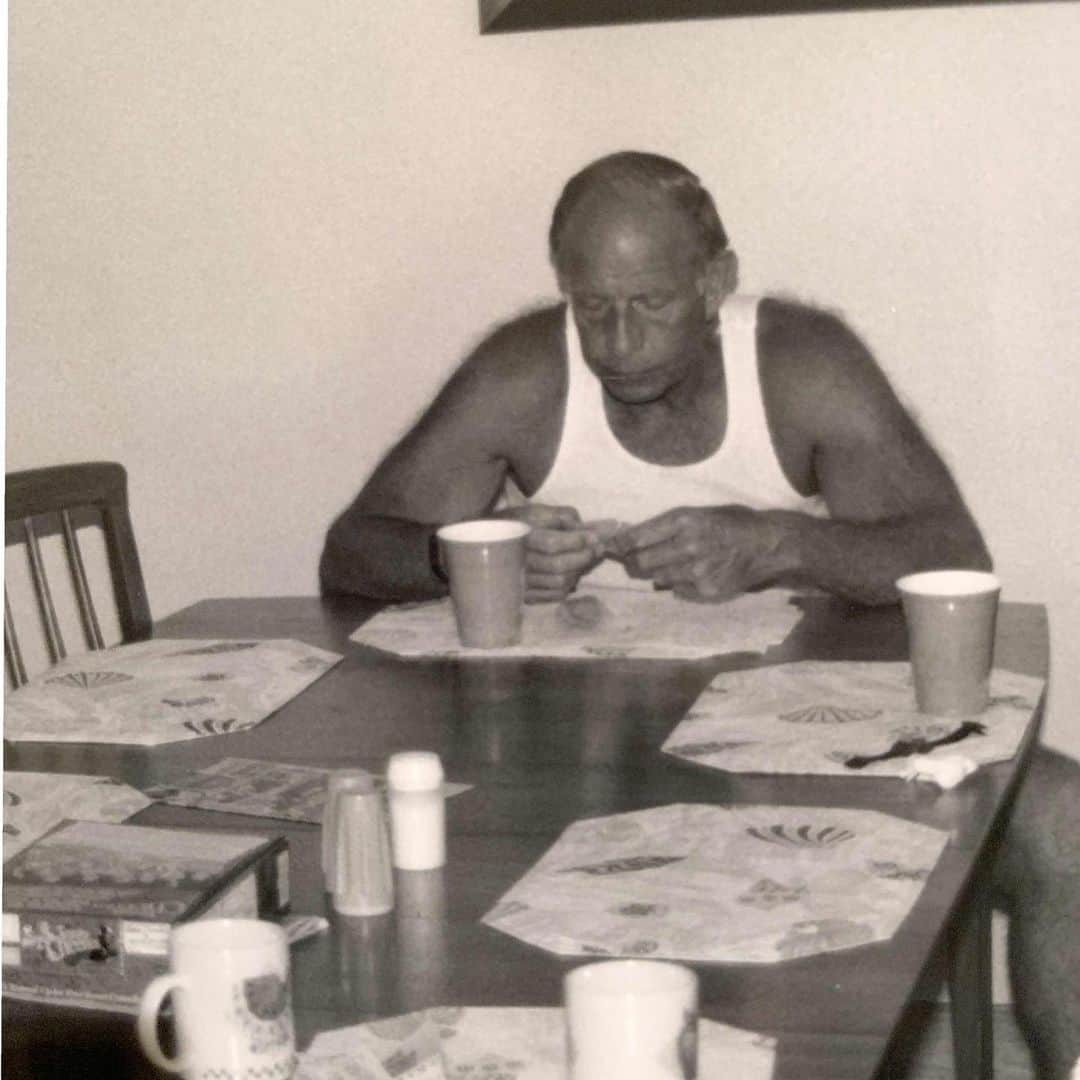 ヒラリー・スコットのインスタグラム：「Yesterday marked 12 years without my Paw Paw Earth side. He was diagnosed with leukemia (AML) in June and went to heaven that November. What I would give to have one more supper around this table(at 5pm sharp! Ha!) hearing all about his day and every person he met and their life story. He had SUCH a boomy voice and he loved using it to tell everyone about his kids and grandkids. His greatest accomplishment was his family, without a doubt. I miss him so much. The next two slides are videos from when we played @theryman on 11/14/11, three days after he passed and the night before his funeral. It was so bittersweet finding these last night and remembering what deep grief I was feeling alongside my whole family—grief that still feels SO potent when I remember he never saw me get married, or had the chance to hold any of my babies…well, except for one. The one we didn’t get to bring home when I miscarried in 2015. I believe he’s definitely held that baby! 😭❤️‍🩹 If you have read this caption all the way to this point and are blessed to have grandparents that are still here, will you call them today and check in? I sure wish I could. ❤️❤️❤️」