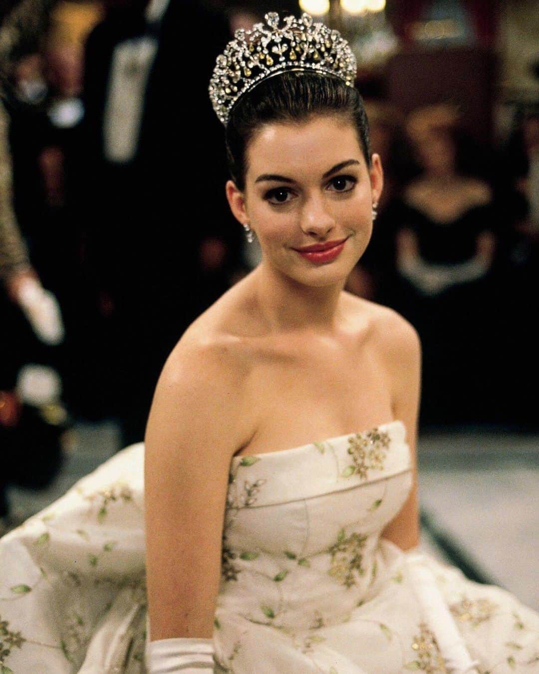 WHO WHAT WEARのインスタグラム：「Miracles happen once in a while. Happy birthday to our forever princess @annehathaway. 👑 photos: getty images, alamy」