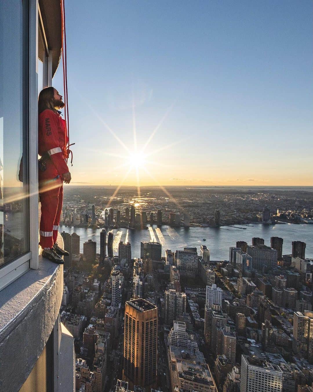 ジャレッド・レトのインスタグラム：「Jared Leto climbs the Empire State Building to launch Thirty Seconds to Mars World Tour  North America - presale on sale NOW, Password: Seasons  General tickets on sale November 17th  Empire 📸: @renan_ozturk  @empirestatebldg Heli 📸: @chrisburkard // Aerial DP: @vancalcine  Thanks to: @empirestatebldg & @raybanmeta 🙏」
