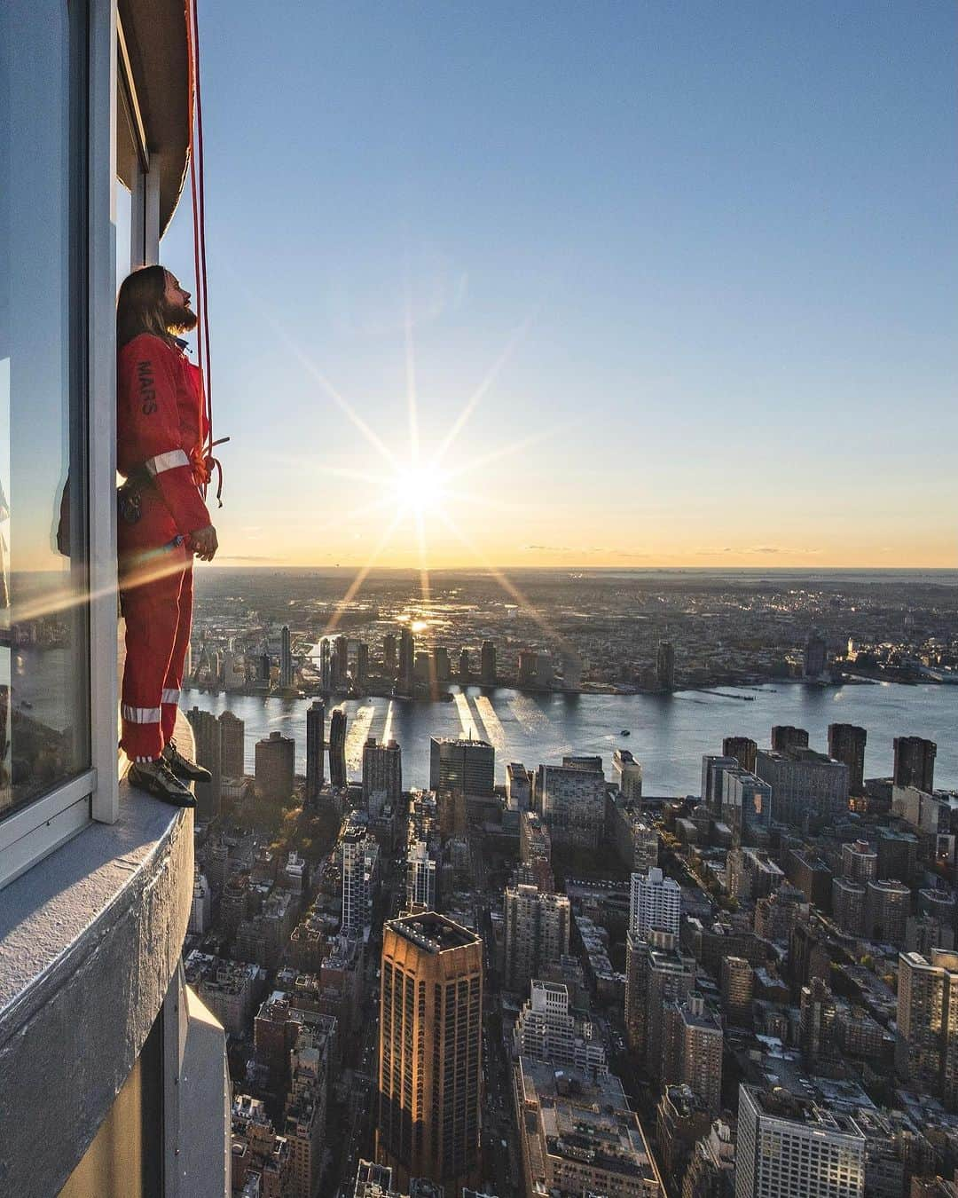 ジャレッド・レトさんのインスタグラム写真 - (ジャレッド・レトInstagram)「Jared Leto climbs the Empire State Building to launch Thirty Seconds to Mars World Tour  North America - presale on sale NOW, Password: Seasons  General tickets on sale November 17th  Empire 📸: @renan_ozturk  @empirestatebldg Heli 📸: @chrisburkard // Aerial DP: @vancalcine  Thanks to: @empirestatebldg & @raybanmeta 🙏」11月13日 3時39分 - jaredleto