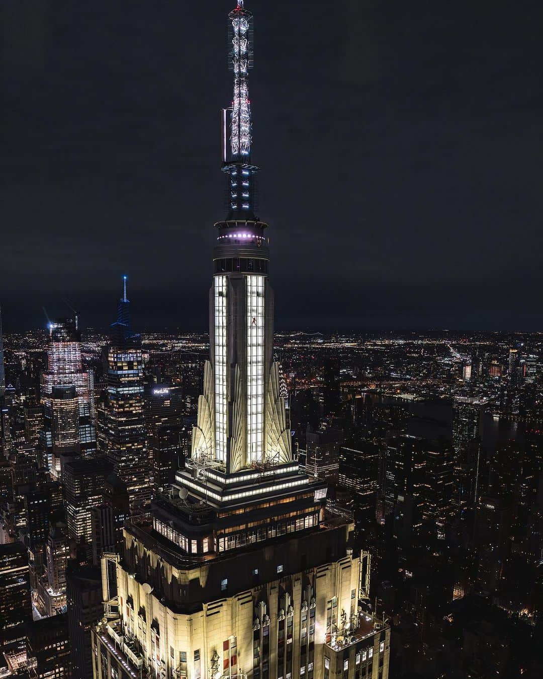 ジャレッド・レトさんのインスタグラム写真 - (ジャレッド・レトInstagram)「Jared Leto climbs the Empire State Building to launch Thirty Seconds to Mars World Tour  North America - presale on sale NOW, Password: Seasons  General tickets on sale November 17th  Empire 📸: @renan_ozturk  @empirestatebldg Heli 📸: @chrisburkard // Aerial DP: @vancalcine  Thanks to: @empirestatebldg & @raybanmeta 🙏」11月13日 3時39分 - jaredleto