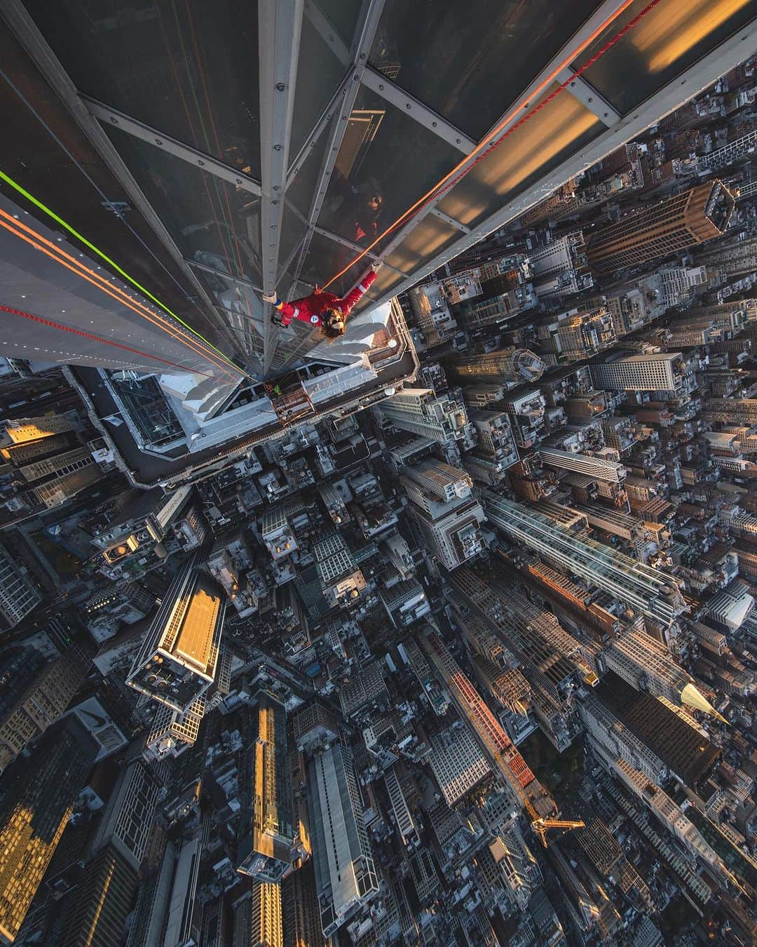 ジャレッド・レトさんのインスタグラム写真 - (ジャレッド・レトInstagram)「Jared Leto climbs the Empire State Building to launch Thirty Seconds to Mars World Tour  North America - presale on sale NOW, Password: Seasons  General tickets on sale November 17th  Empire 📸: @renan_ozturk  @empirestatebldg Heli 📸: @chrisburkard // Aerial DP: @vancalcine  Thanks to: @empirestatebldg & @raybanmeta 🙏」11月13日 3時39分 - jaredleto