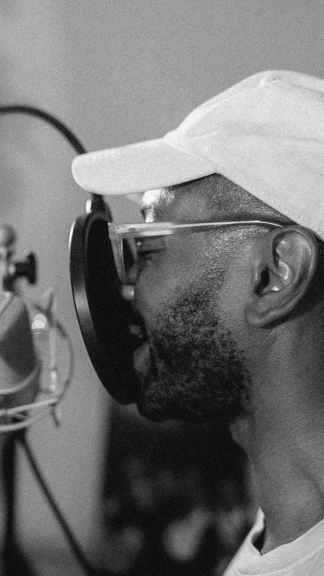AIAIAIのインスタグラム：「Nigerian-British producer It’s @tonyonuchukwu joined us at the AIAIAI x @thisisbeautifulmusic studio in London to tell us about his bedroom pop project @nugarcon , his lo-fi production techniques, and the creative ways in which he uses his own voice.   🔗 in bio to find out more about the studio and how you can apply to use it.」